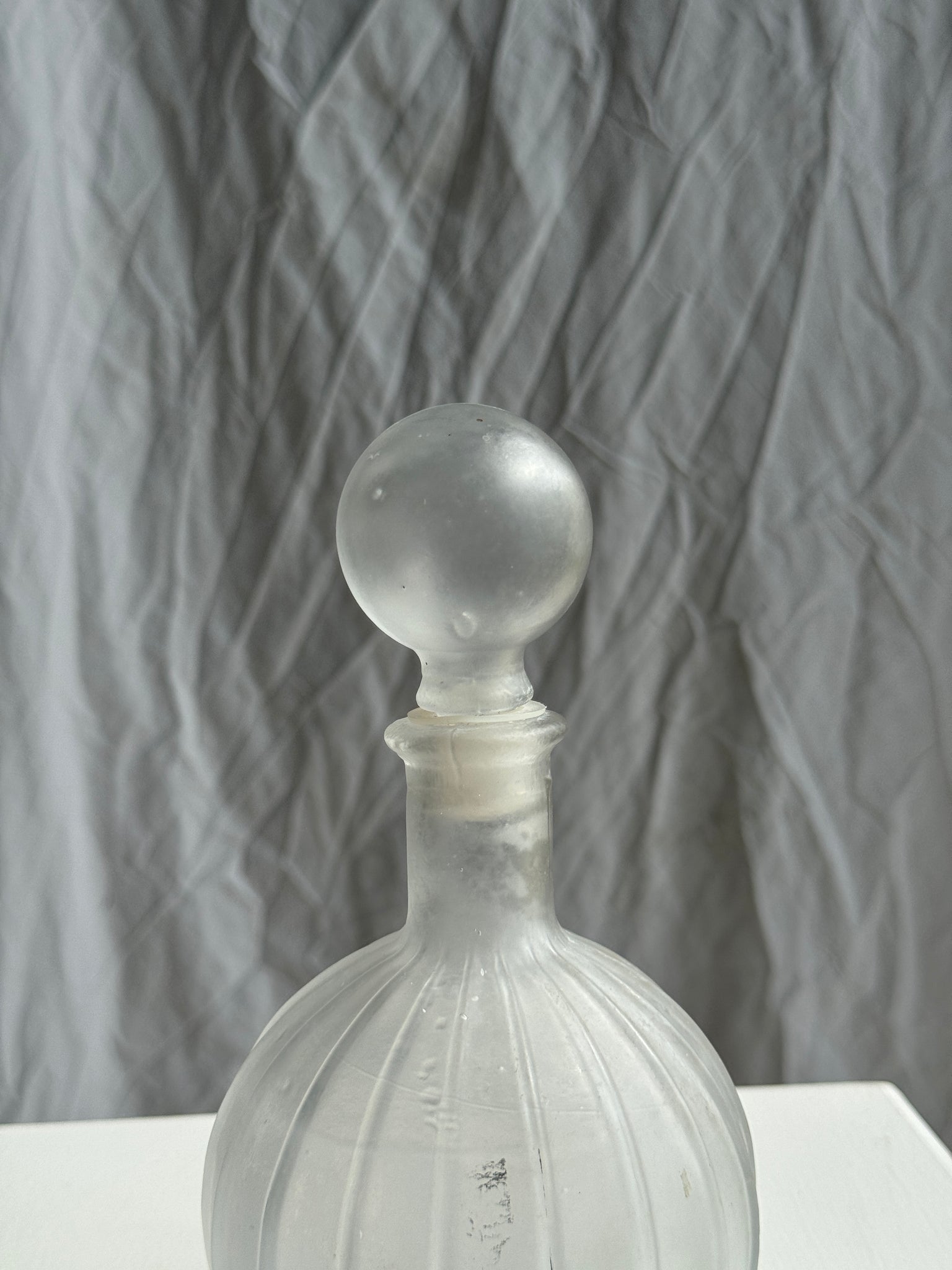 Grand flacon en verre mat vintage H20