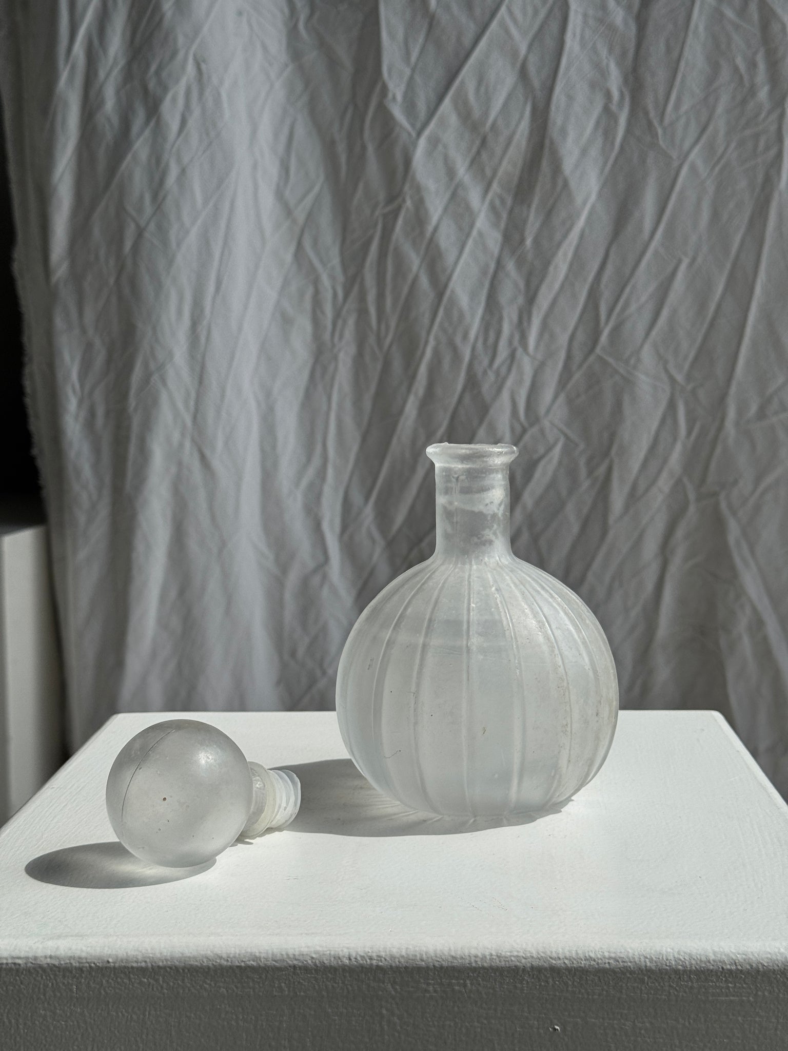 Grand flacon en verre mat vintage H20
