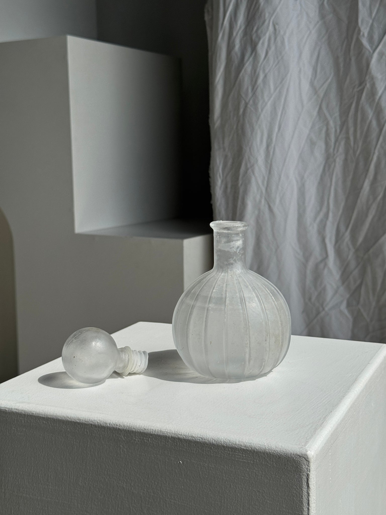 Grand flacon en verre mat vintage H20