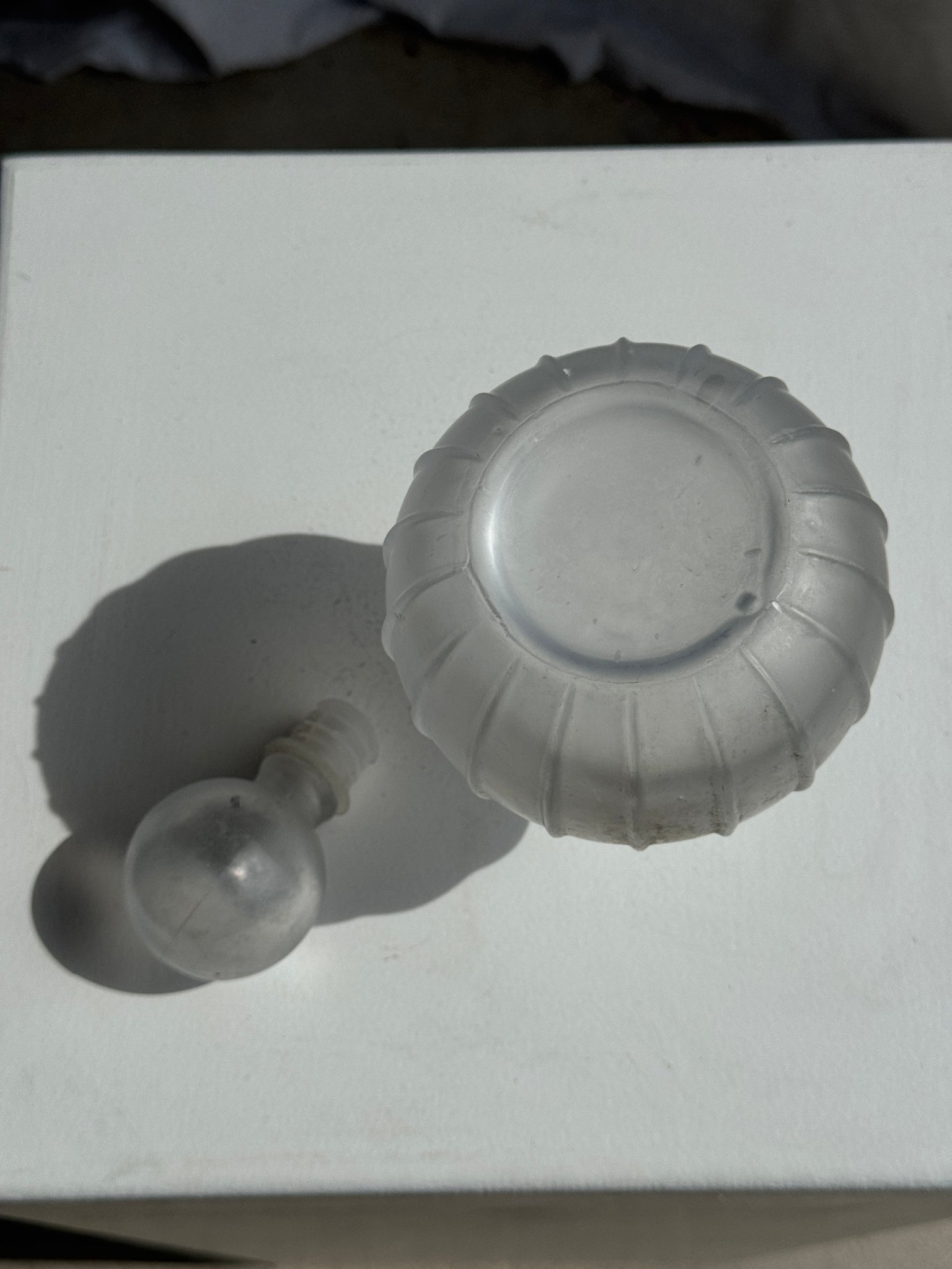 Grand flacon en verre mat vintage H20