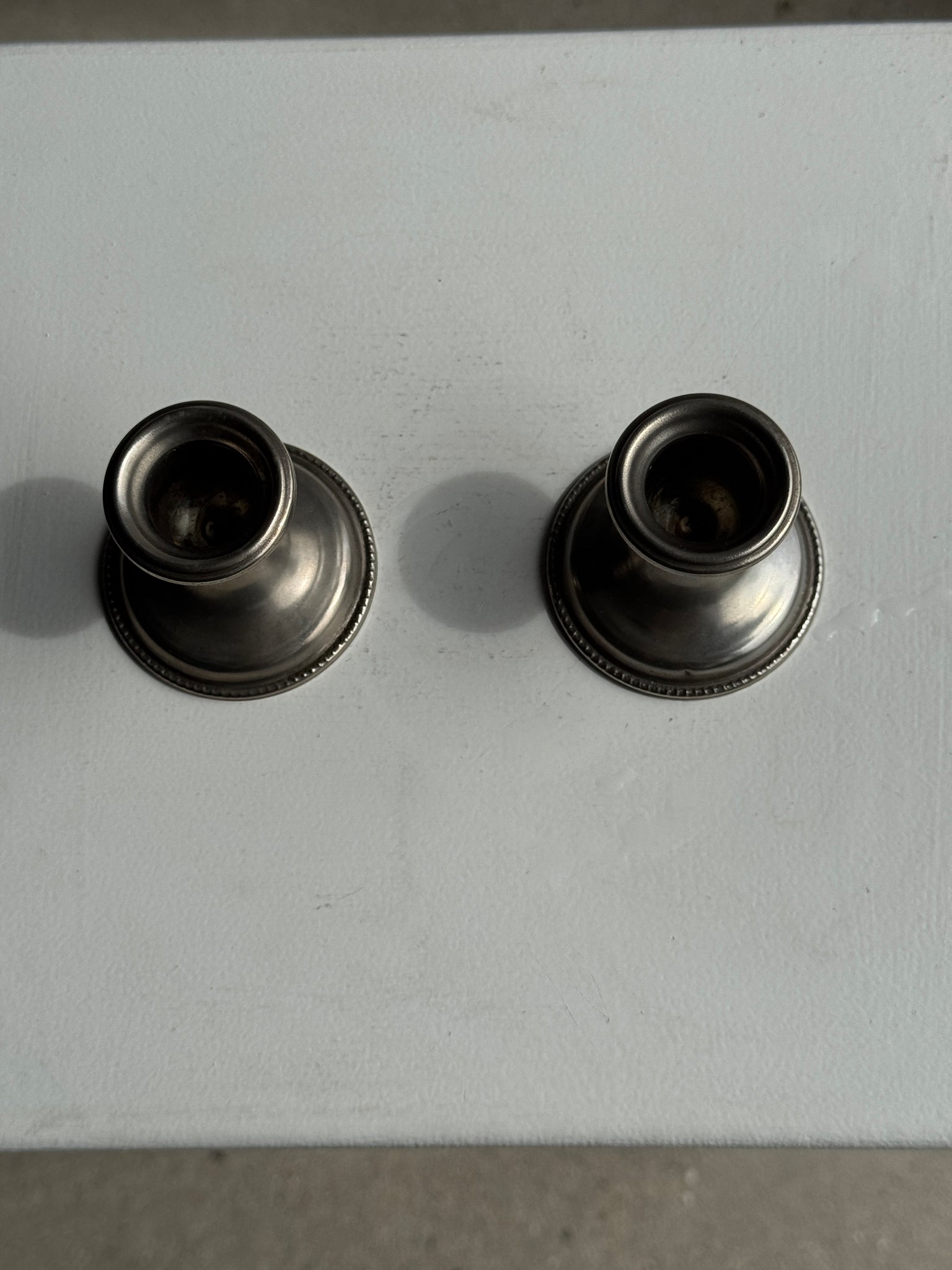 Paire de mini bougeoirs en métal argentés H7 D7