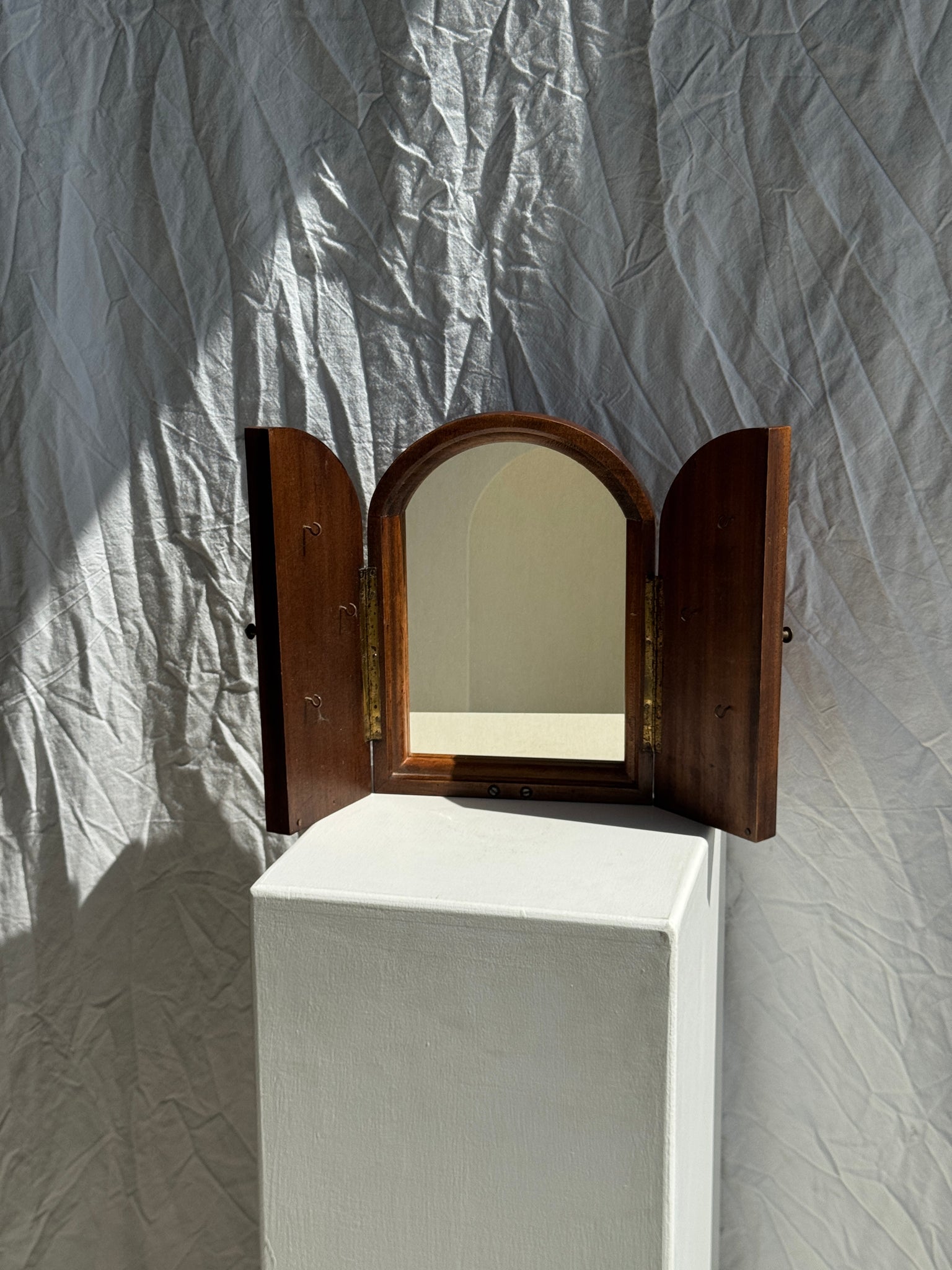 Mini miroir dessus arrondi en chêne à deux portes et à crochets (porte bijoux ou clefs) H31 L23