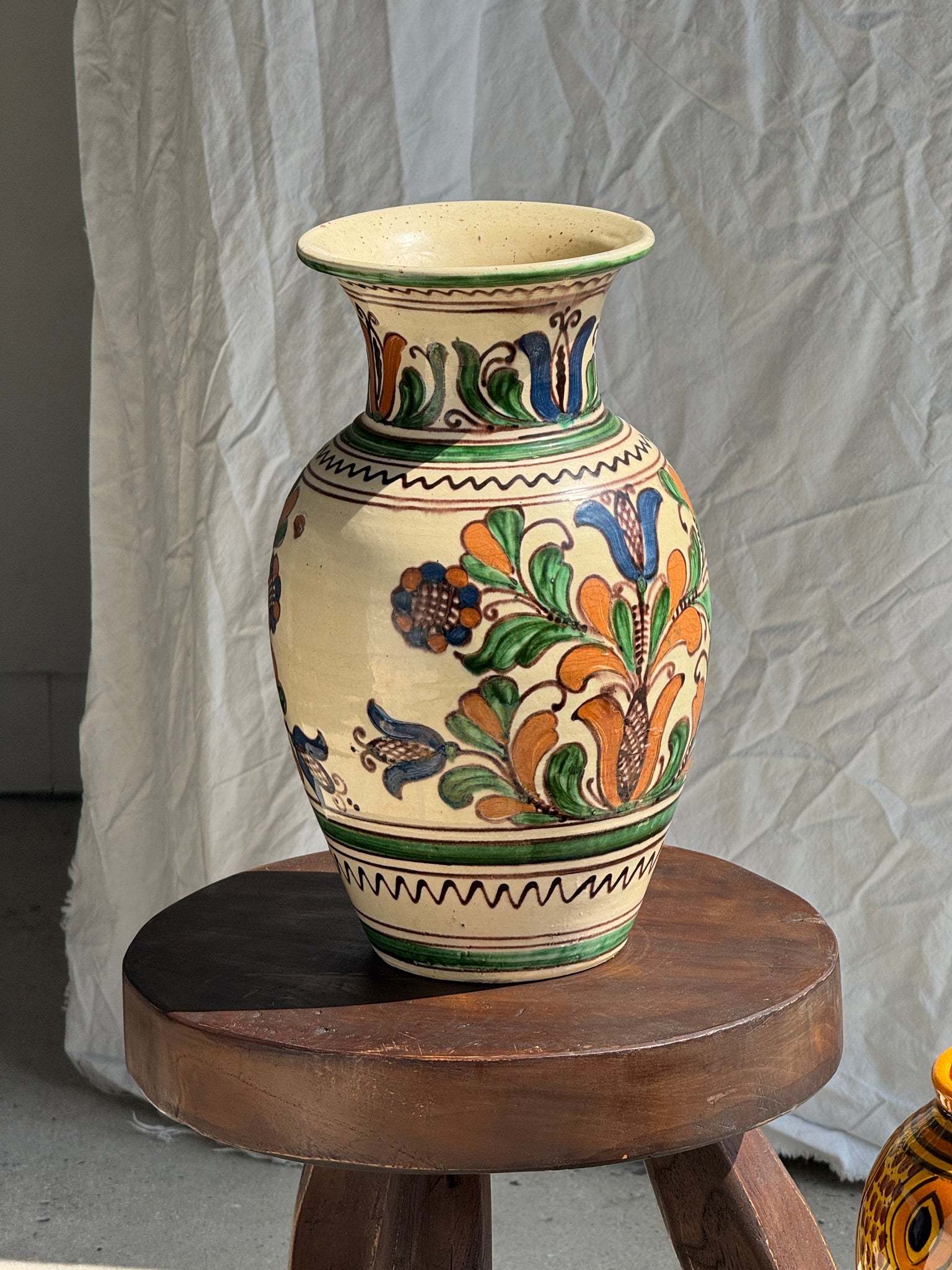 Grand vase provençal fond beige décor vert, bleu et brun de végétaux stylisés et frises géométriques H31