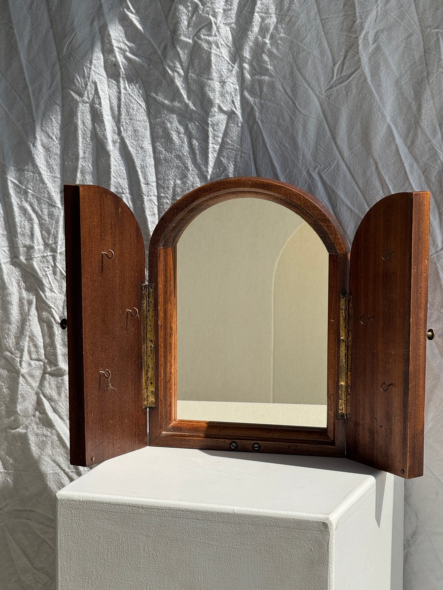 Mini miroir dessus arrondi en chêne à deux portes et à crochets (porte bijoux ou clefs) H31 L23