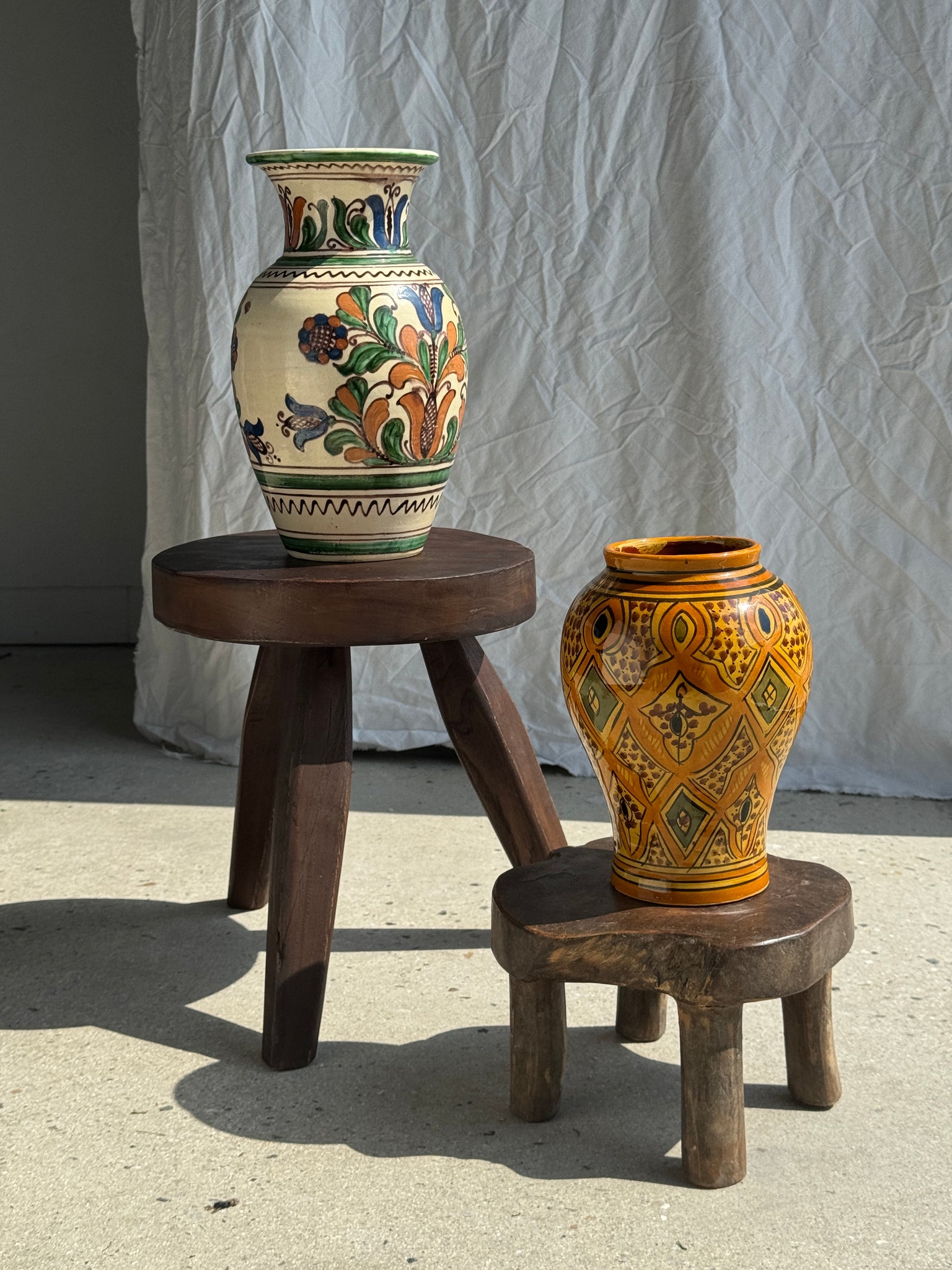 Grand vase provençal fond beige décor vert, bleu et brun de végétaux stylisés et frises géométriques H31