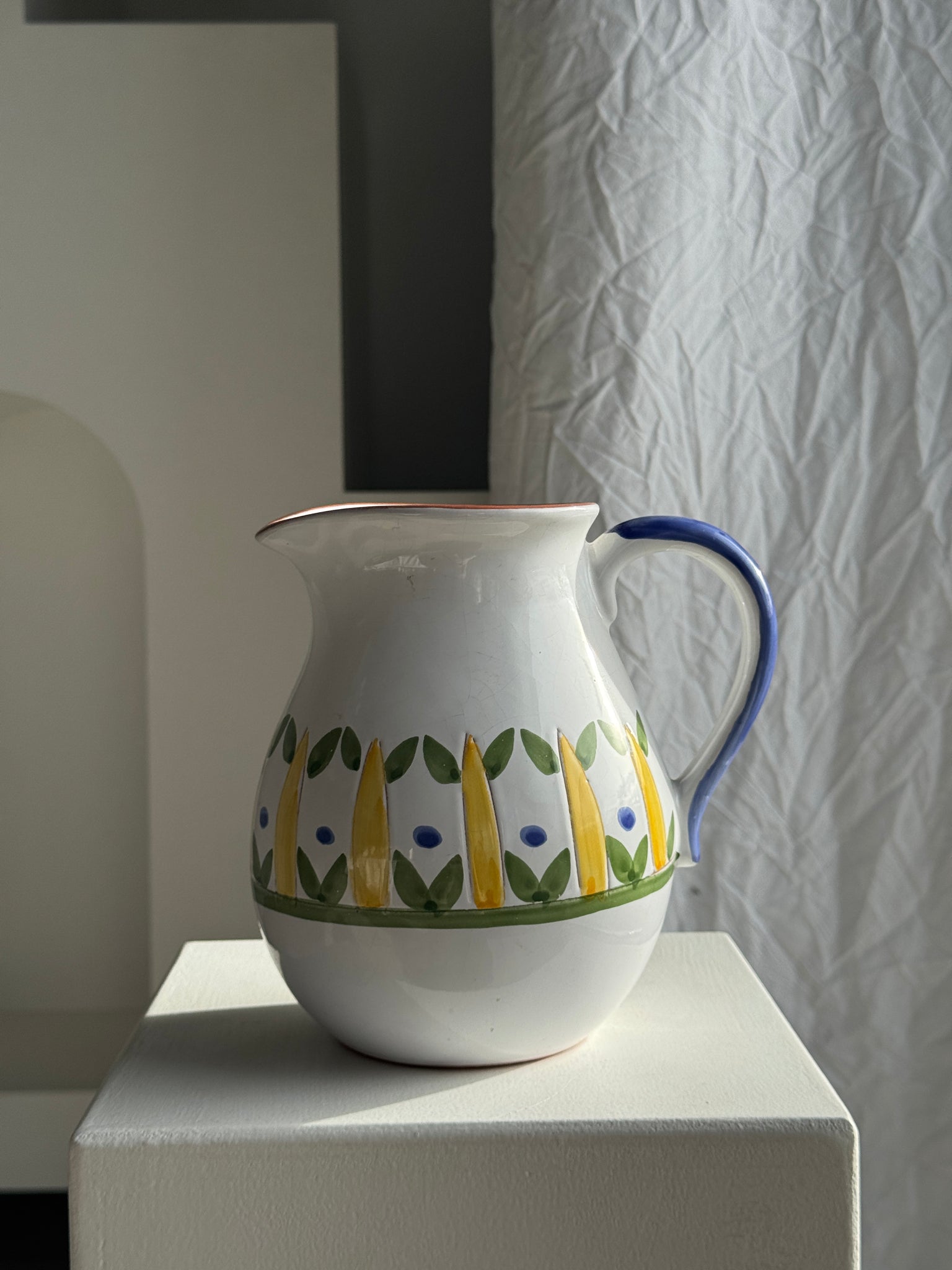 Grande carafe blanche en terre cuite à motif de frise stylisée verte jaune et bleue H20 D17