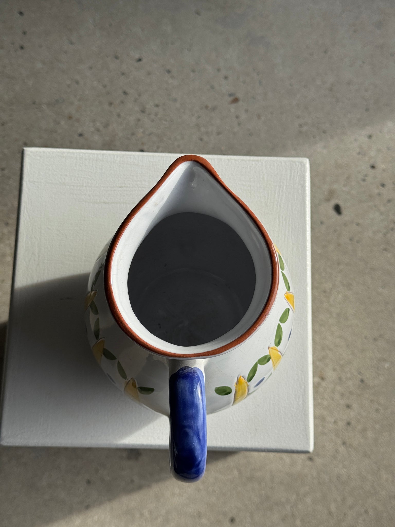 Grande carafe blanche en terre cuite à motif de frise stylisée verte jaune et bleue H20 D17