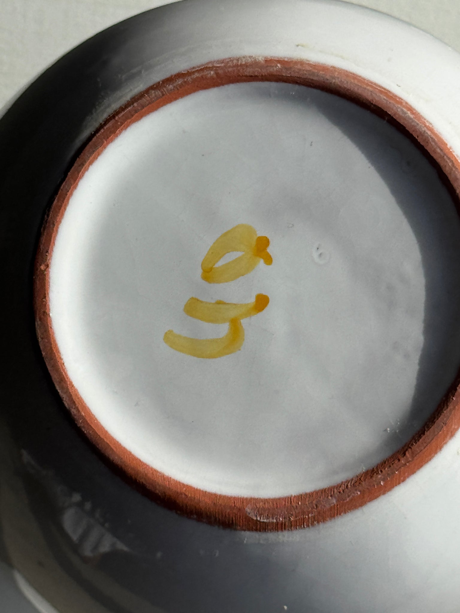 Grande carafe blanche en terre cuite à motif de frise stylisée verte jaune et bleue H20 D17