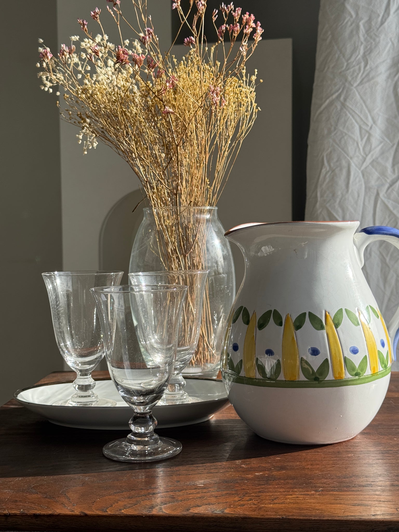 Grande carafe blanche en terre cuite à motif de frise stylisée verte jaune et bleue H20 D17