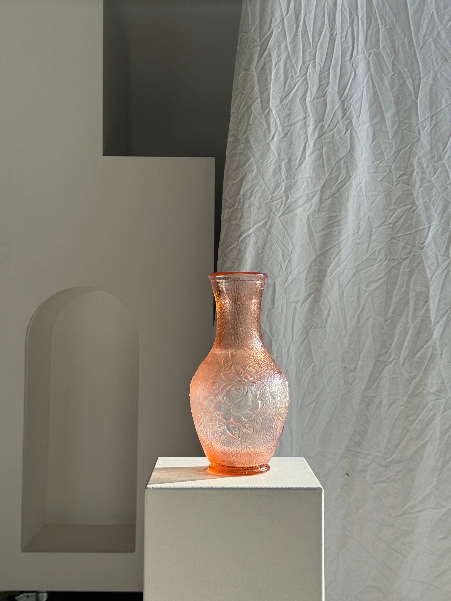 Grand vase rose en verre moulé italien vintage H31