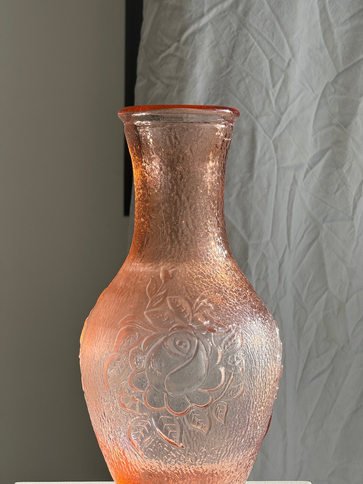 Grand vase rose en verre moulé italien vintage H31