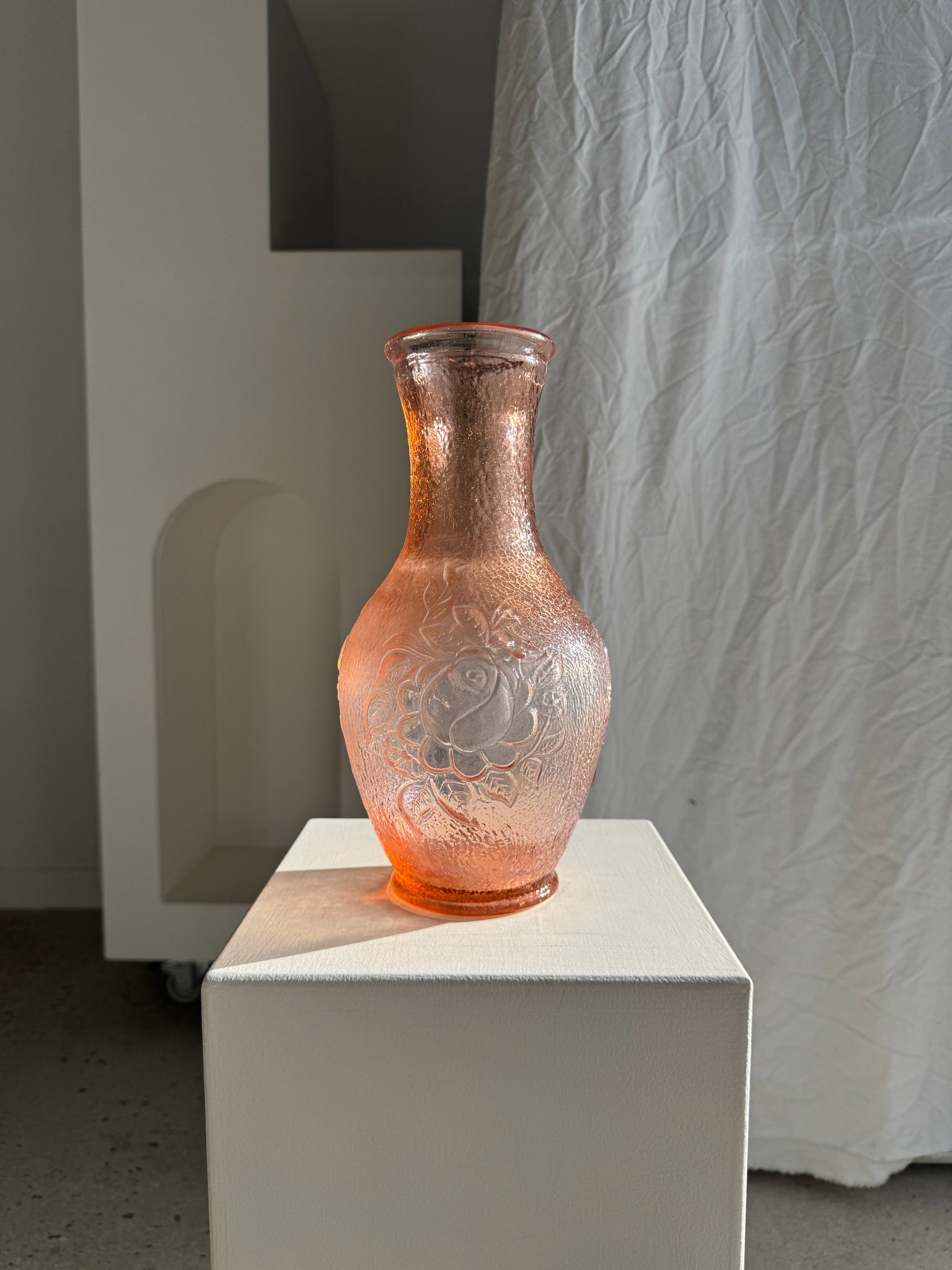 Grand vase rose en verre moulé italien vintage H31