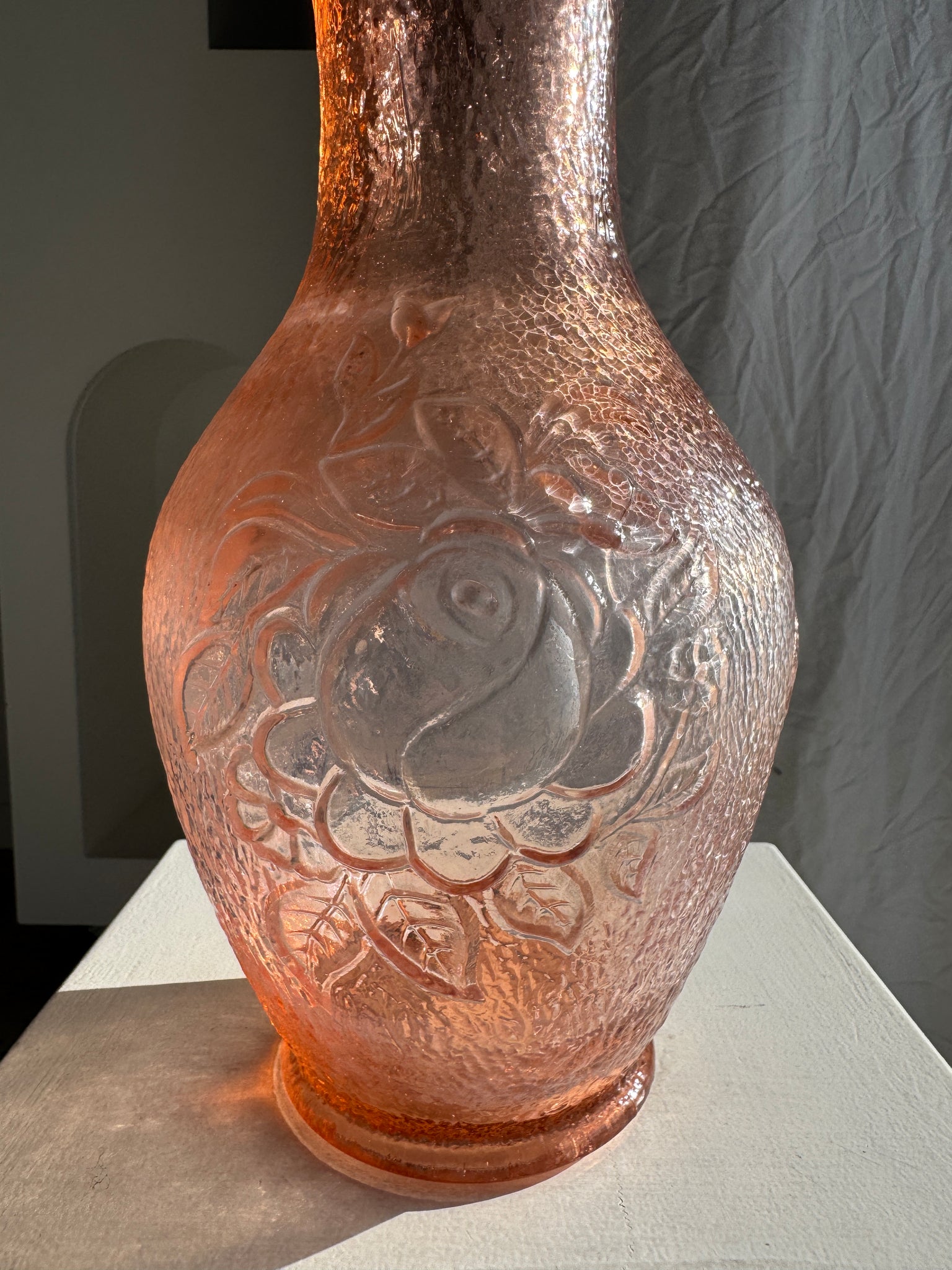 Grand vase rose en verre moulé italien vintage H31