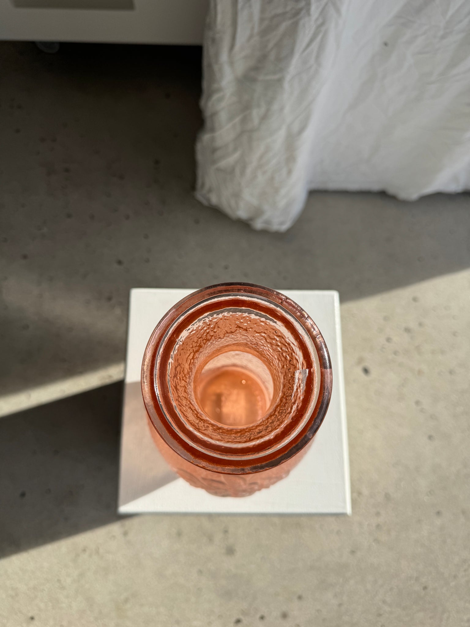 Grand vase rose en verre moulé italien vintage H31