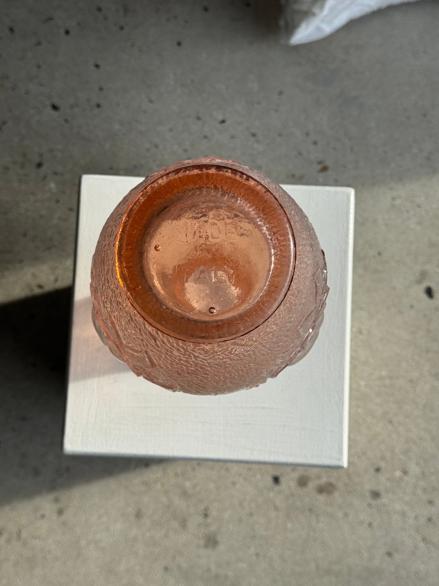 Grand vase rose en verre moulé italien vintage H31