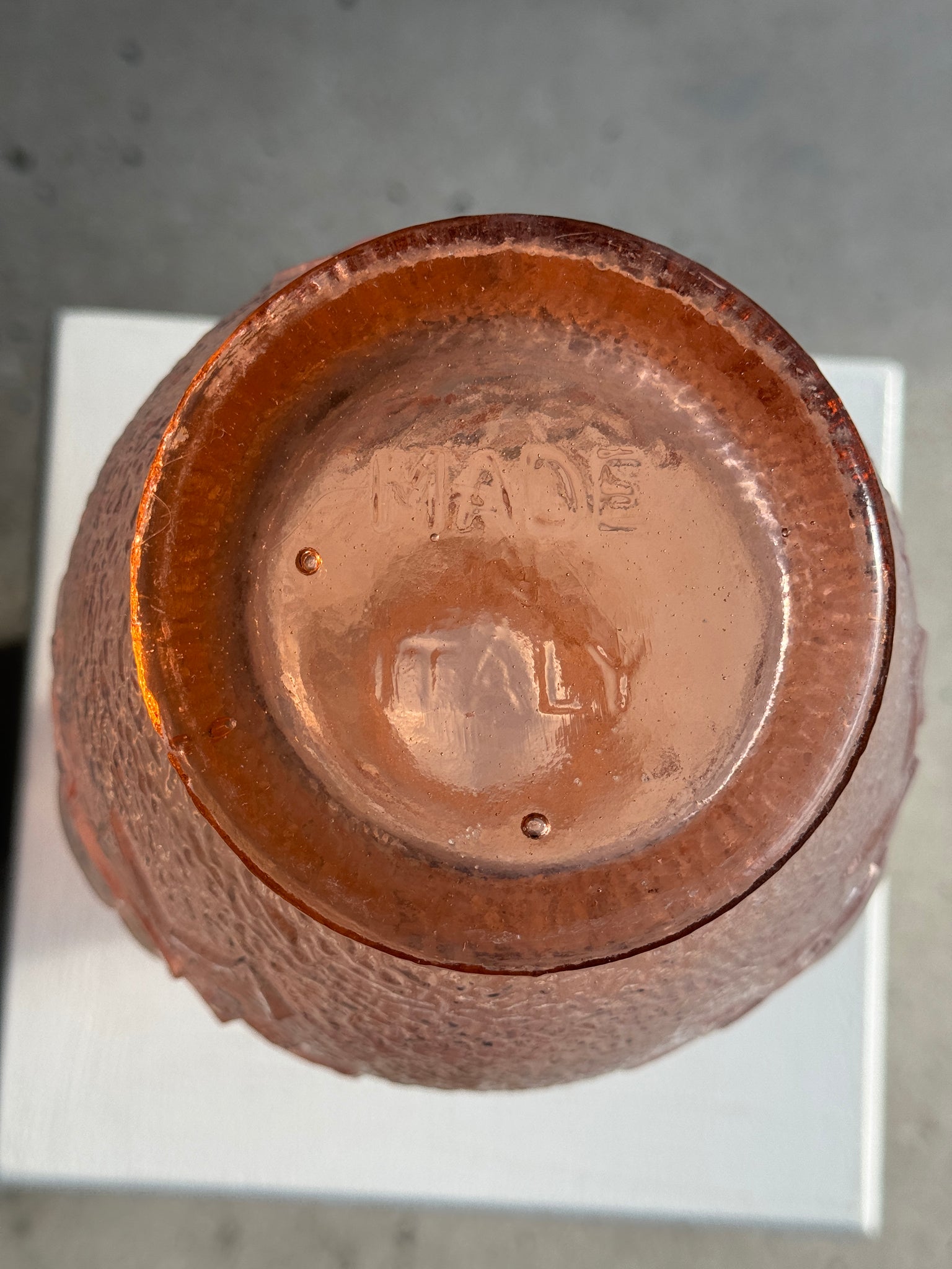 Grand vase rose en verre moulé italien vintage H31