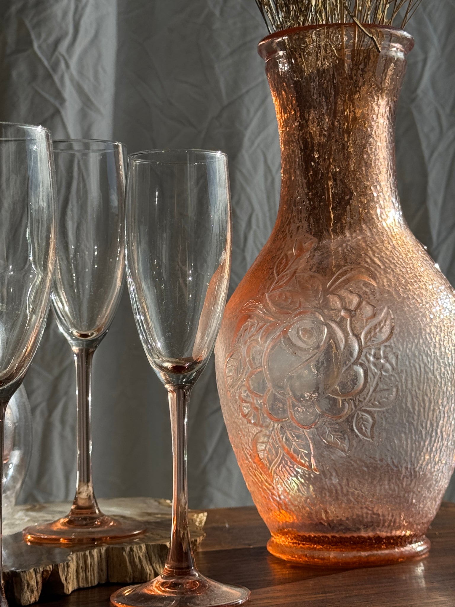 Grand vase rose en verre moulé italien vintage H31