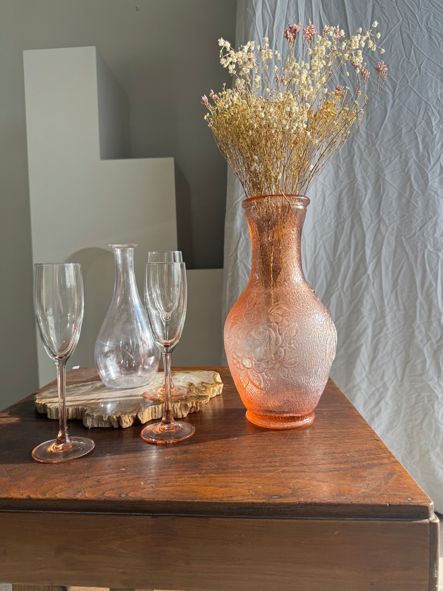 Grand vase rose en verre moulé italien vintage H31