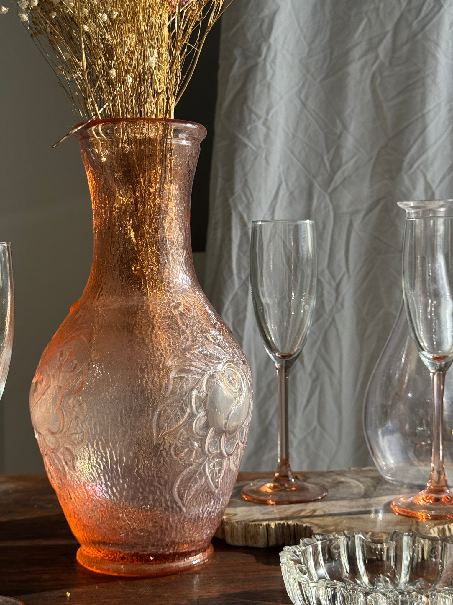 Grand vase rose en verre moulé italien vintage H31