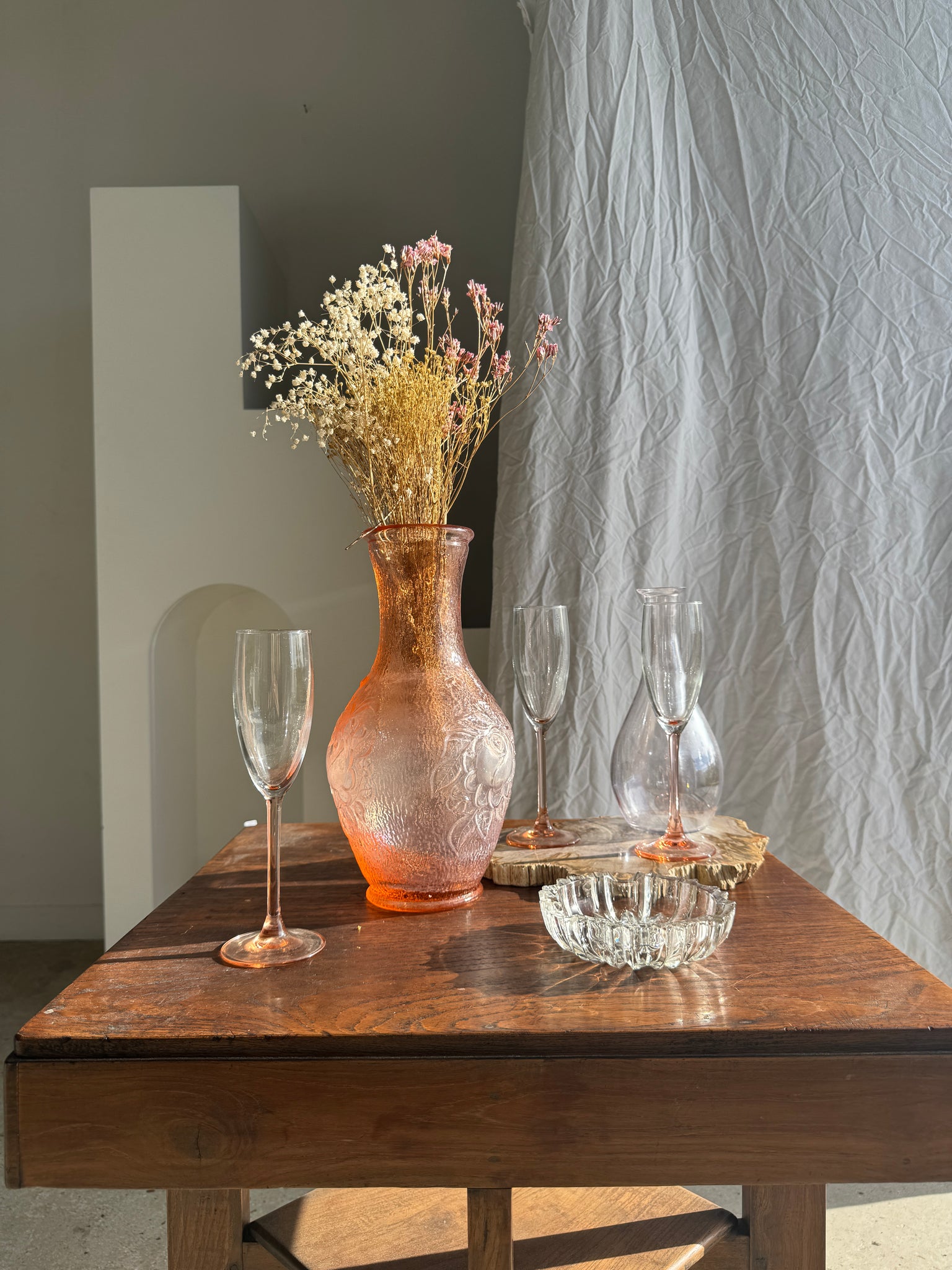 Grand vase rose en verre moulé italien vintage H31