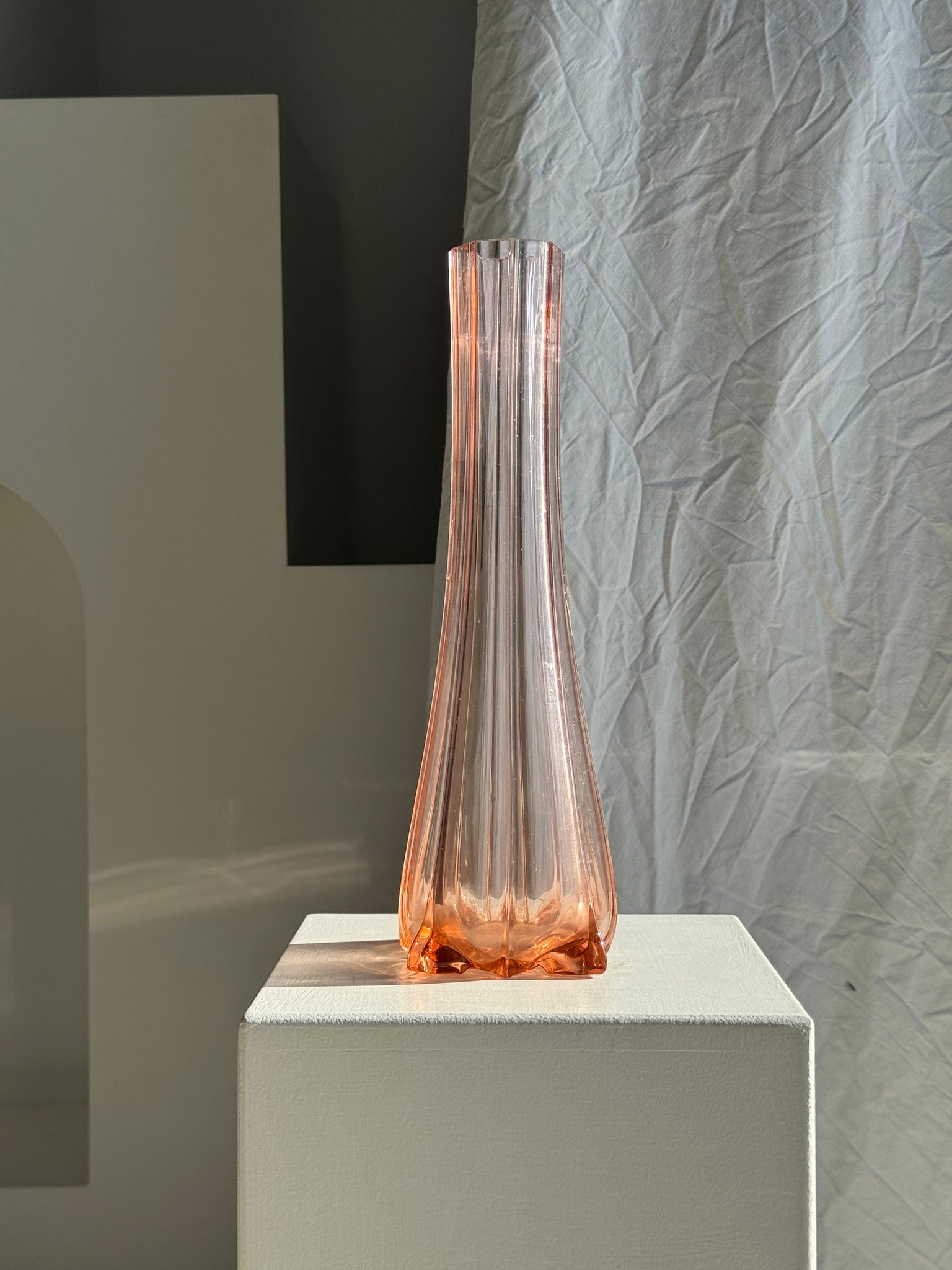 Grand vase soliflore en verre rose H37 D18A