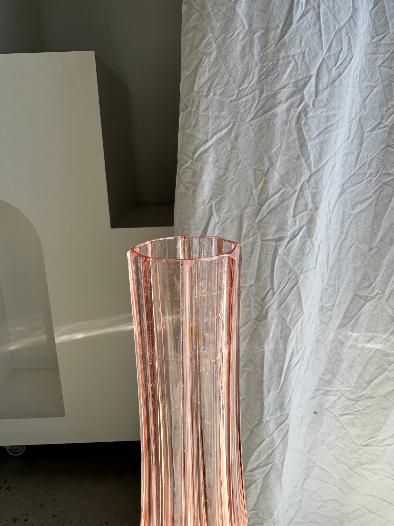 Grand vase soliflore en verre rose H37 D18A