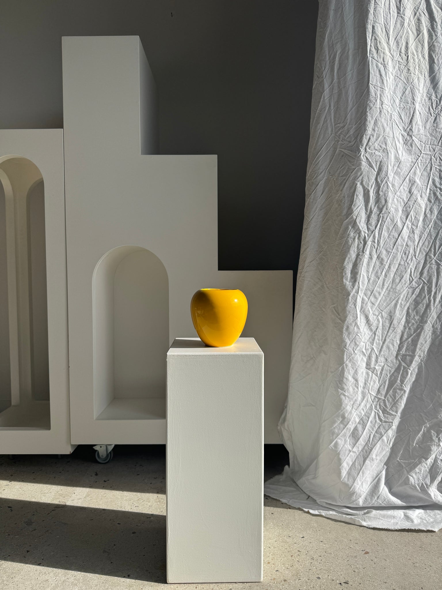 Petit vase jaune boule années 90 H10 D16