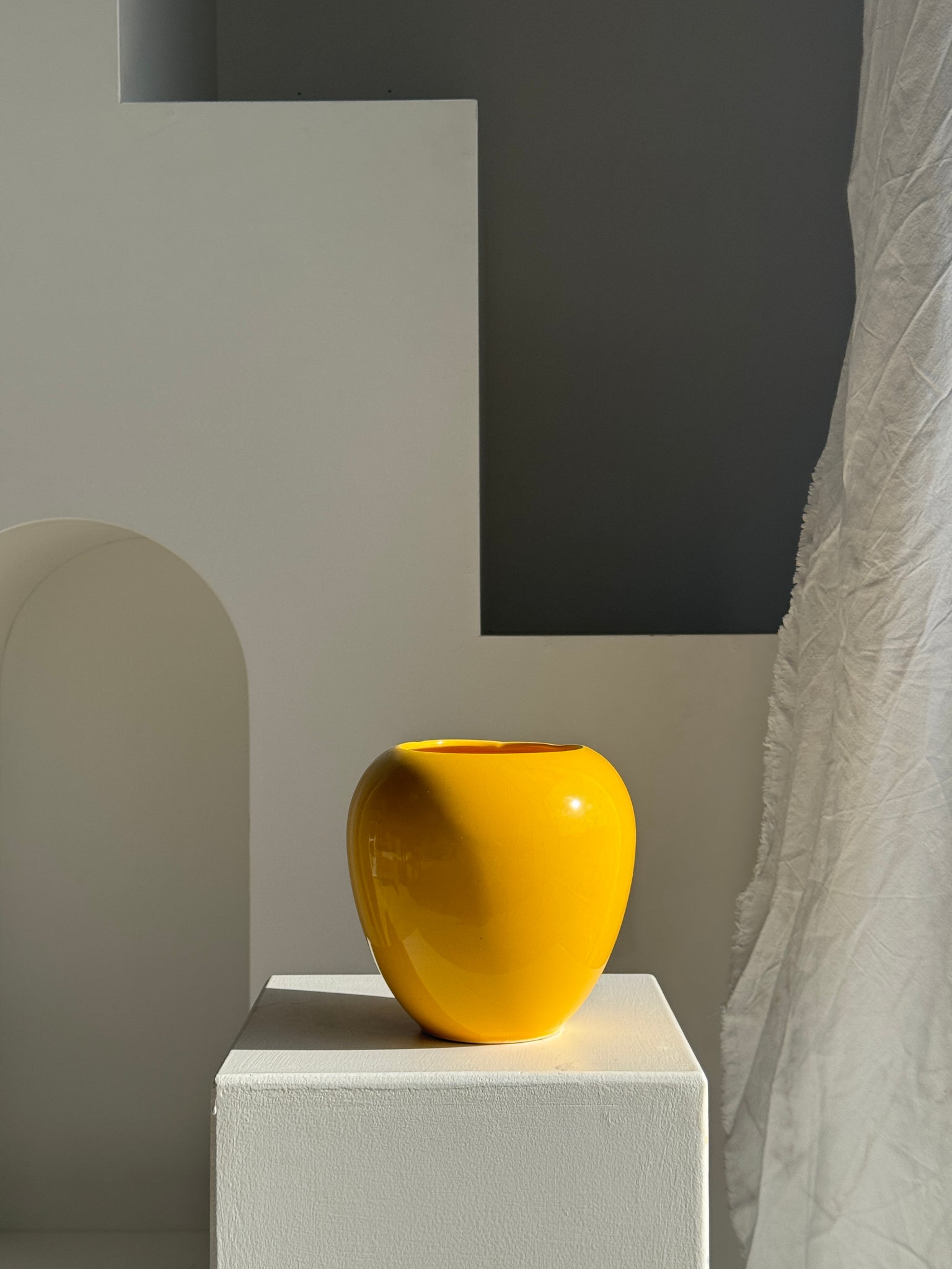 Petit vase jaune boule années 90 H10 D16