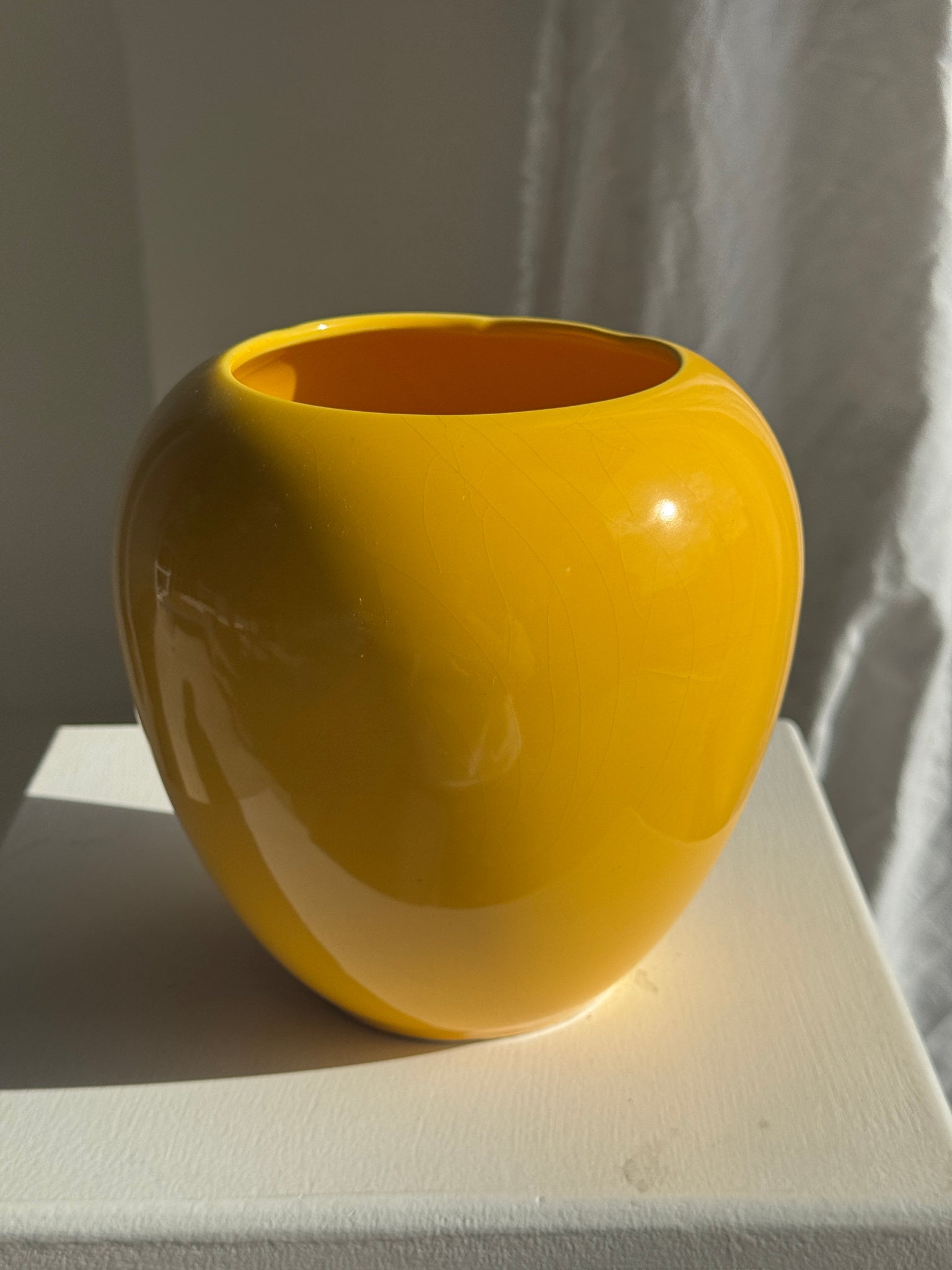 Petit vase jaune boule années 90 H10 D16