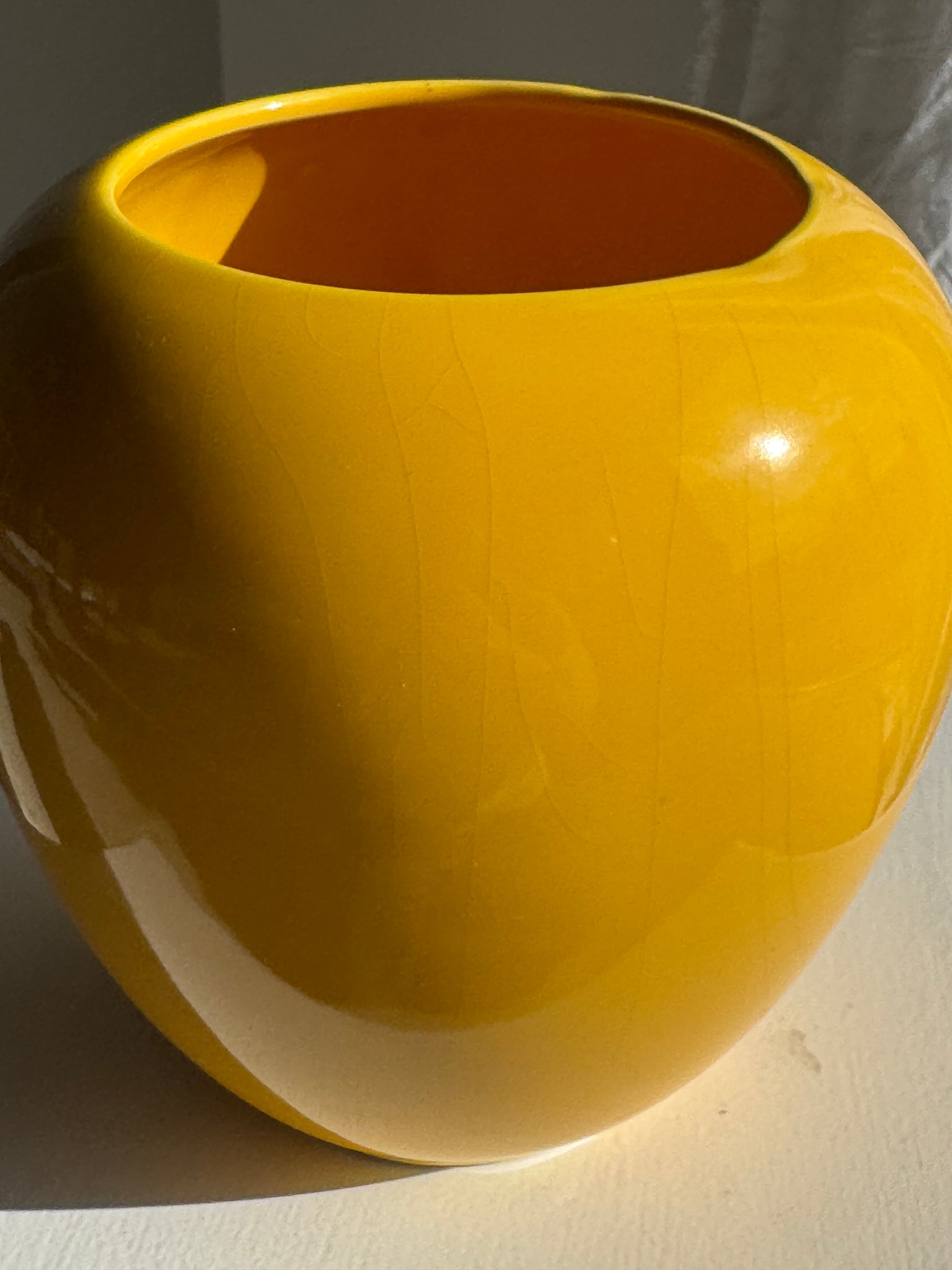 Petit vase jaune boule années 90 H10 D16
