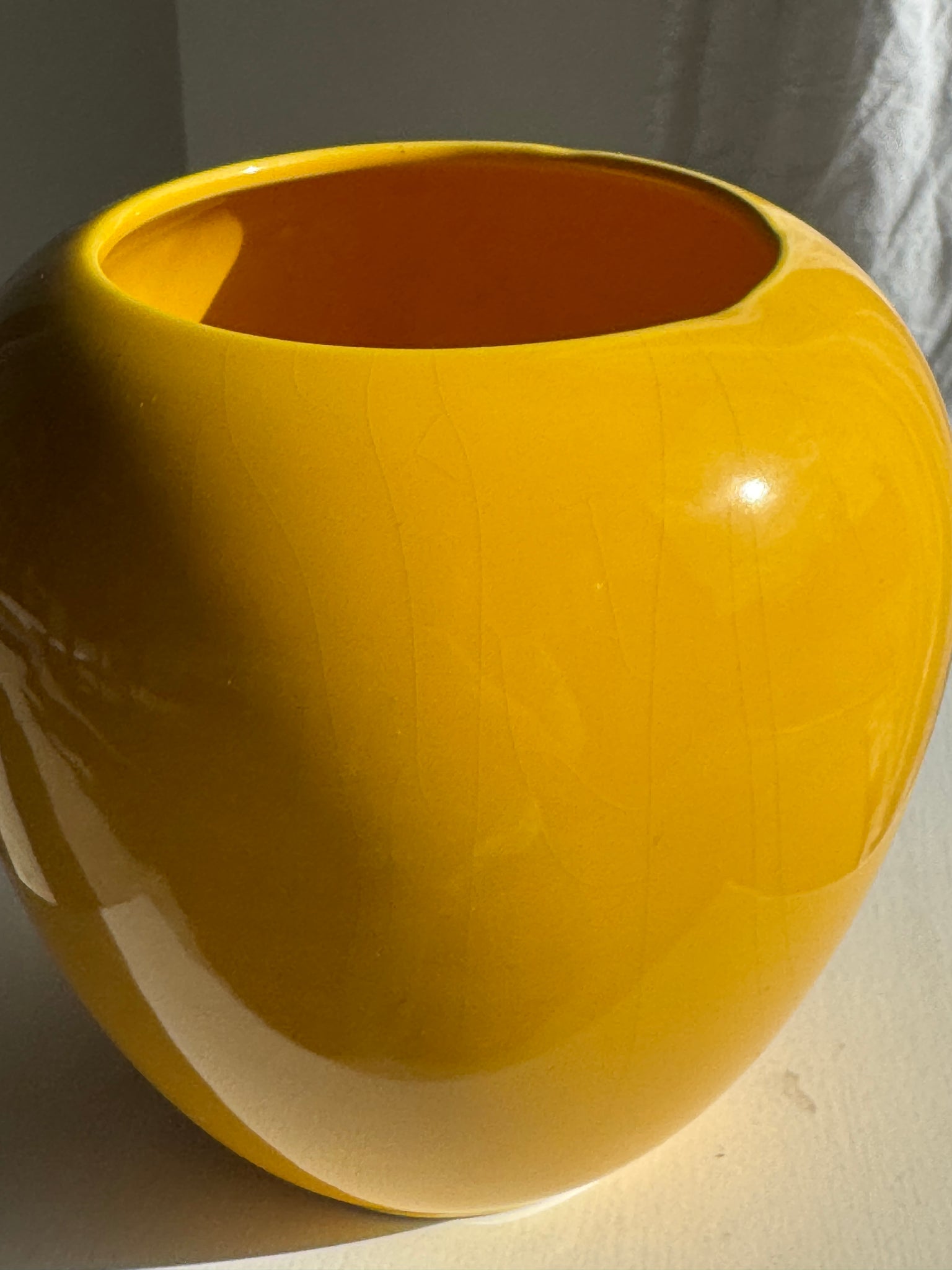 Petit vase jaune boule années 90 H10 D16