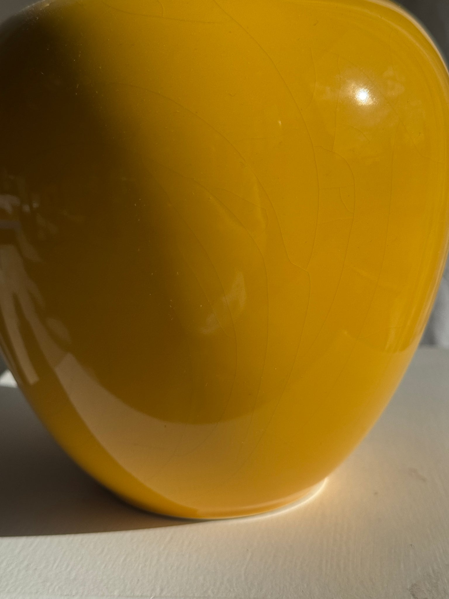 Petit vase jaune boule années 90 H10 D16