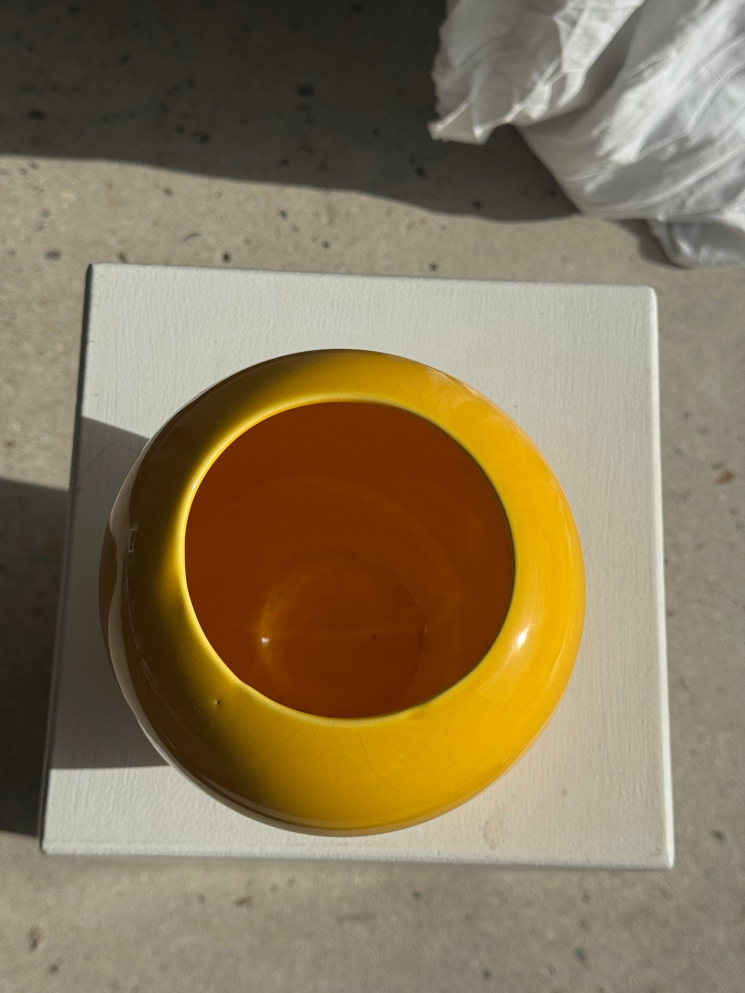 Petit vase jaune boule années 90 H10 D16