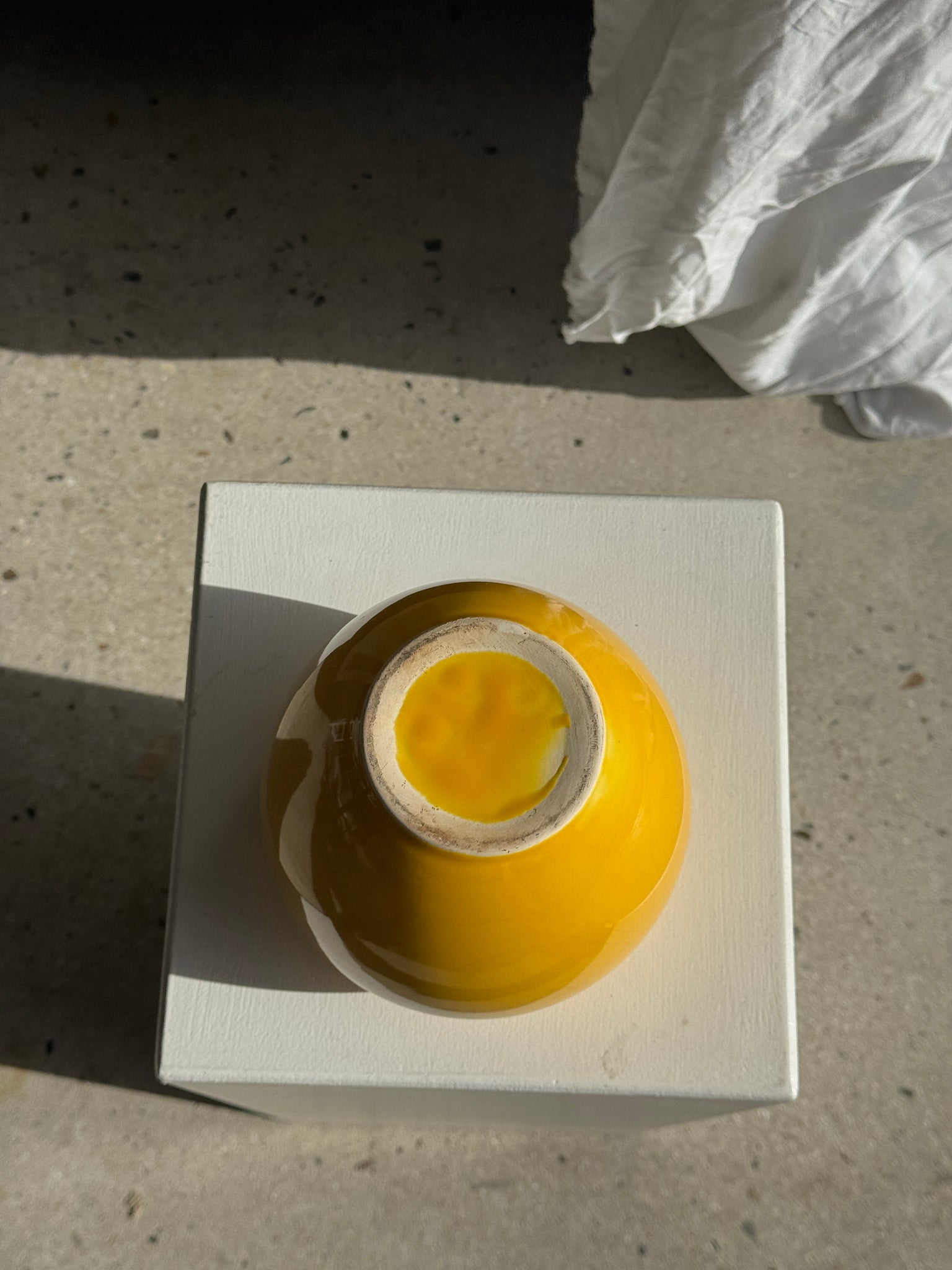 Petit vase jaune boule années 90 H10 D16