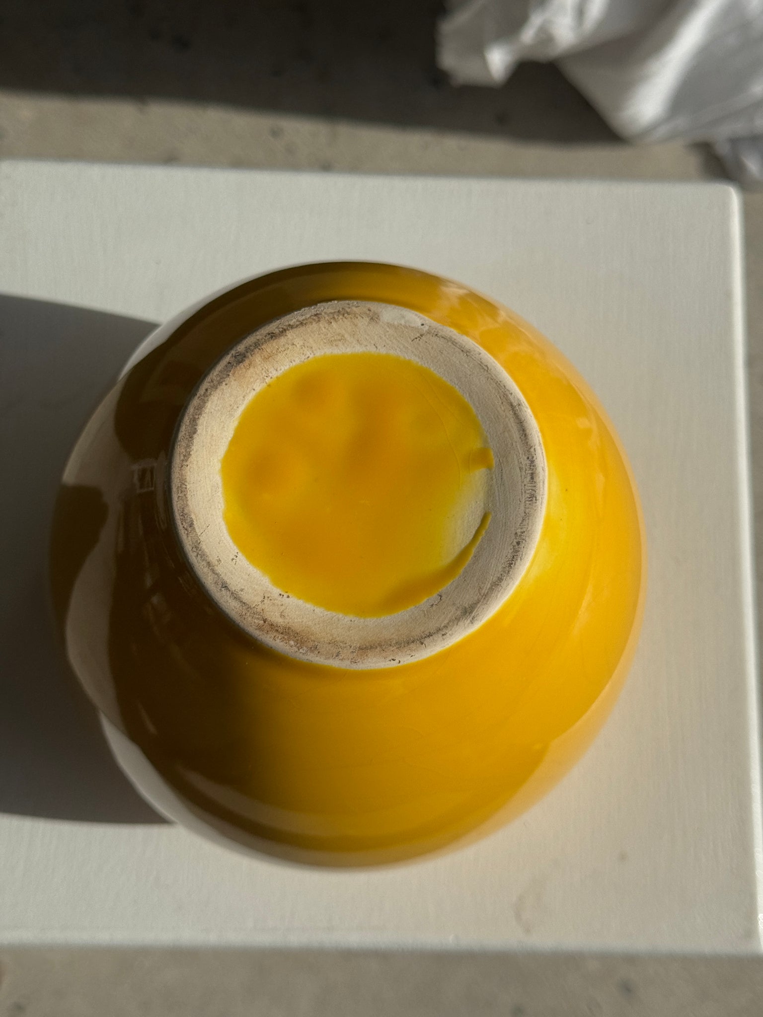 Petit vase jaune boule années 90 H10 D16