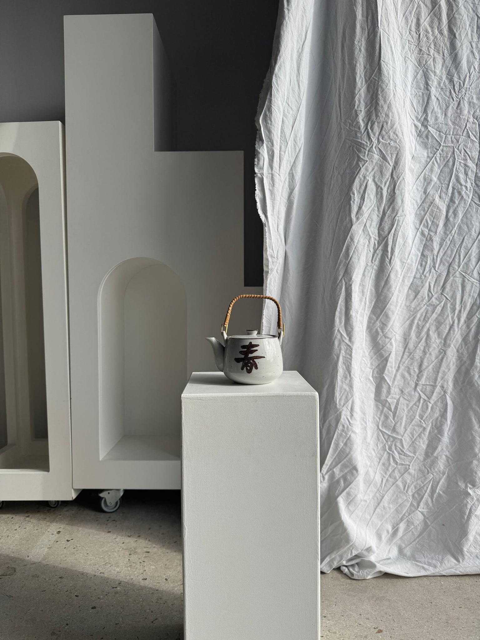 Petite théière asiatique en grès anse en rotin H11 D10