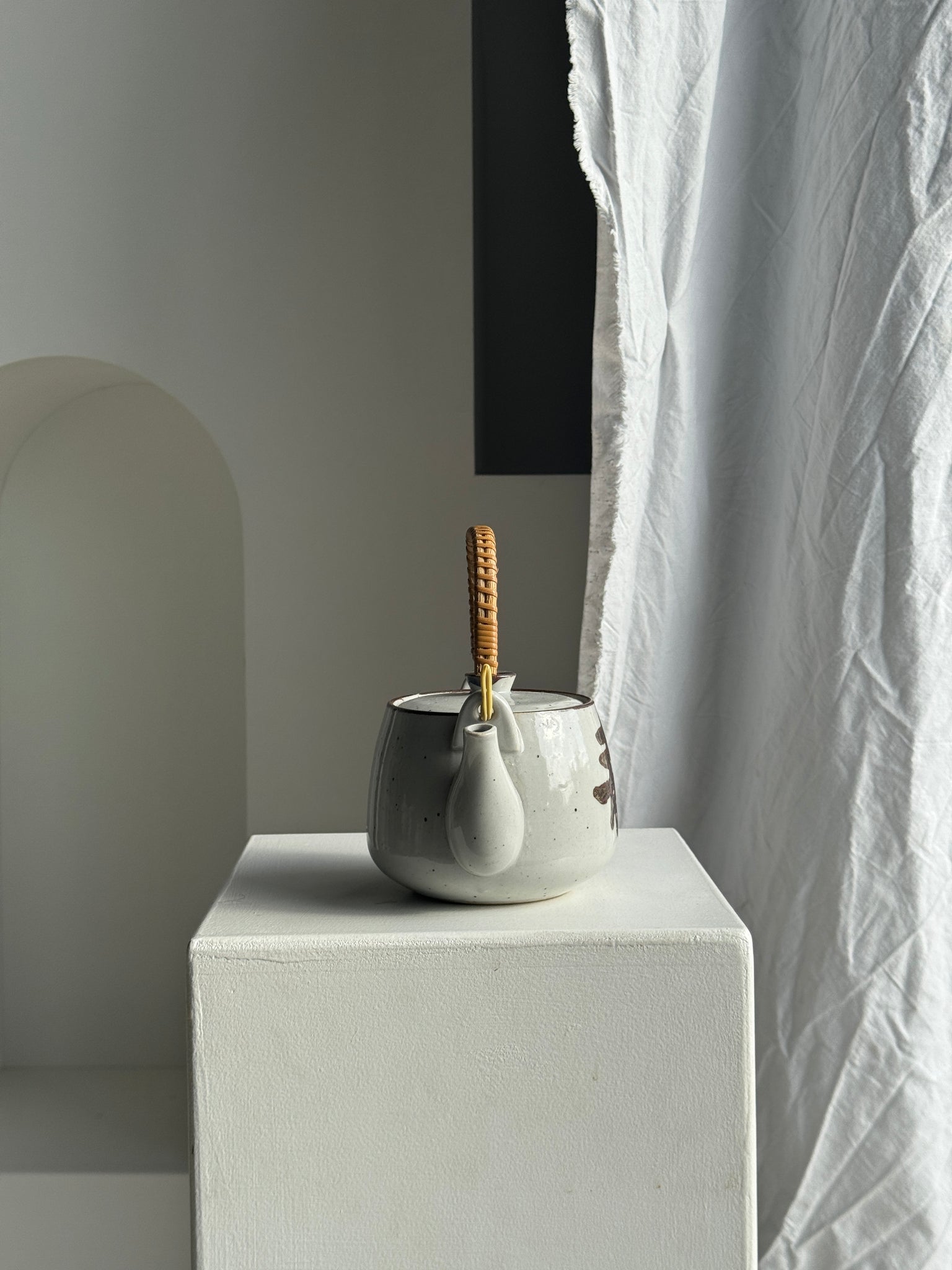 Petite théière asiatique en grès anse en rotin H11 D10