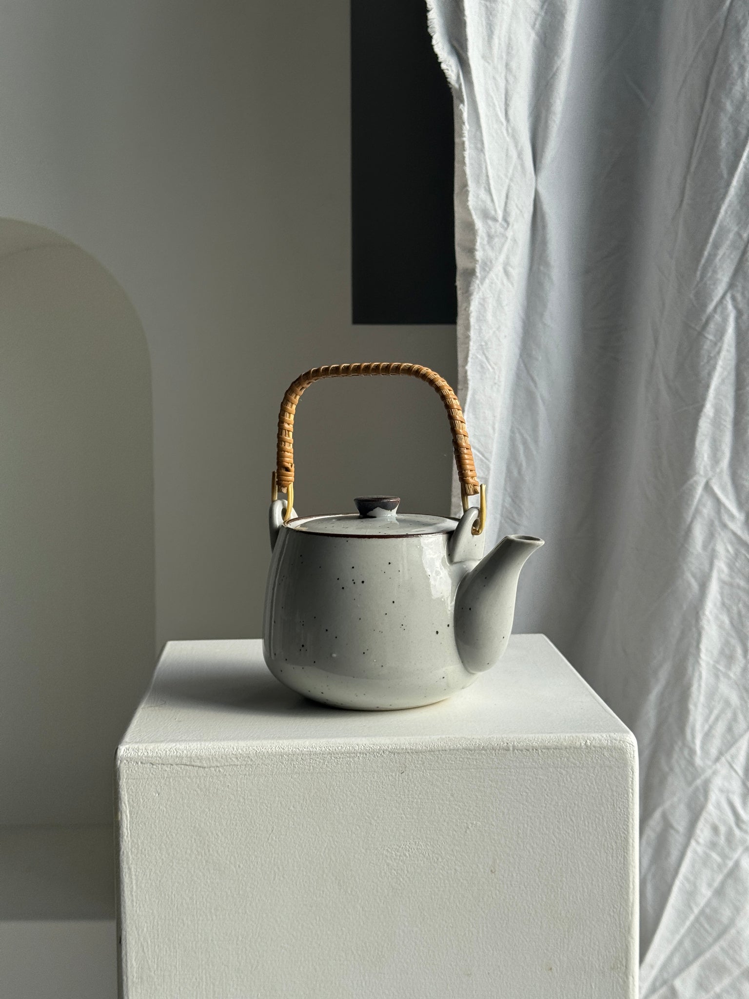 Petite théière asiatique en grès anse en rotin H11 D10