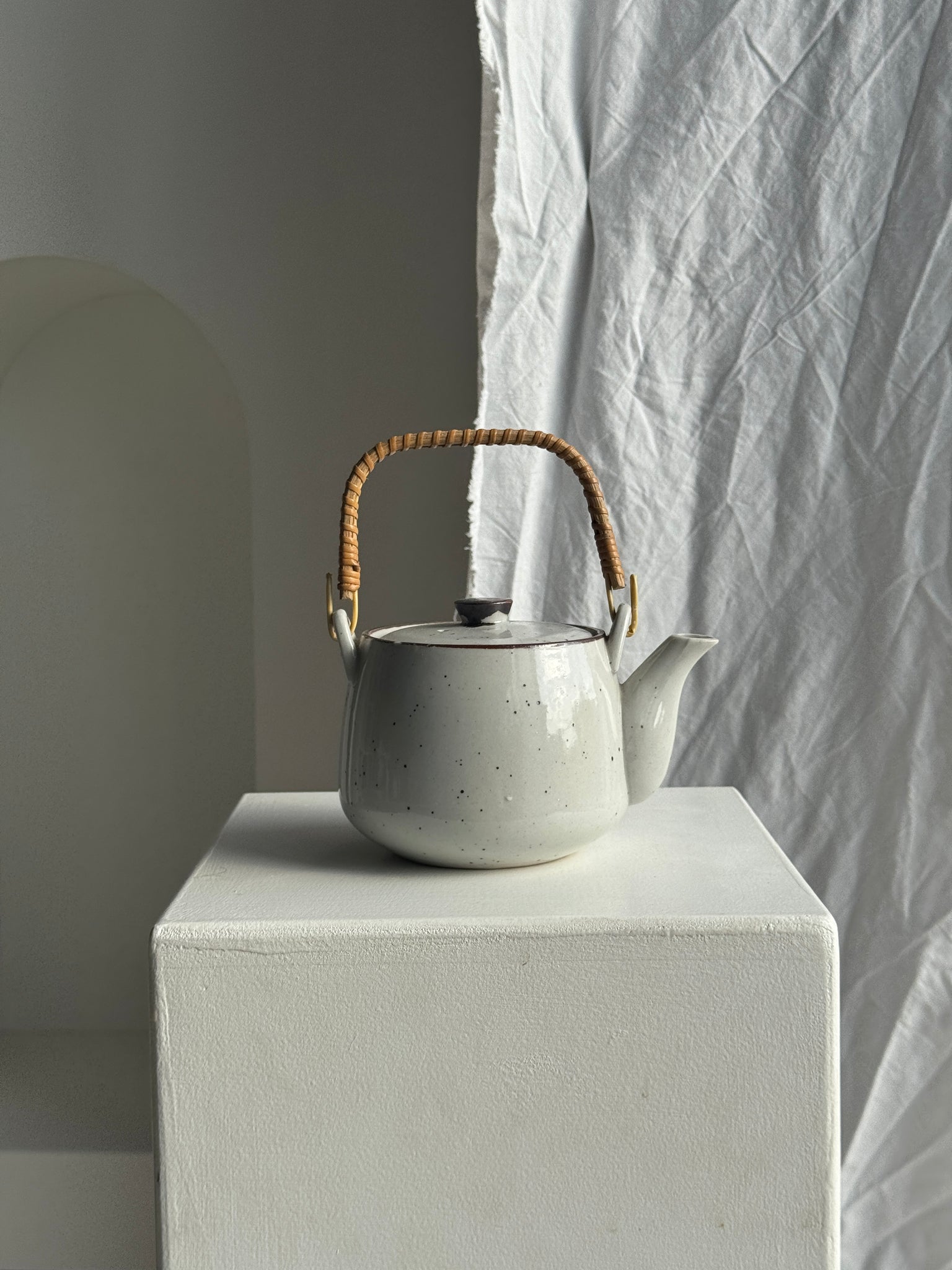 Petite théière asiatique en grès anse en rotin H11 D10