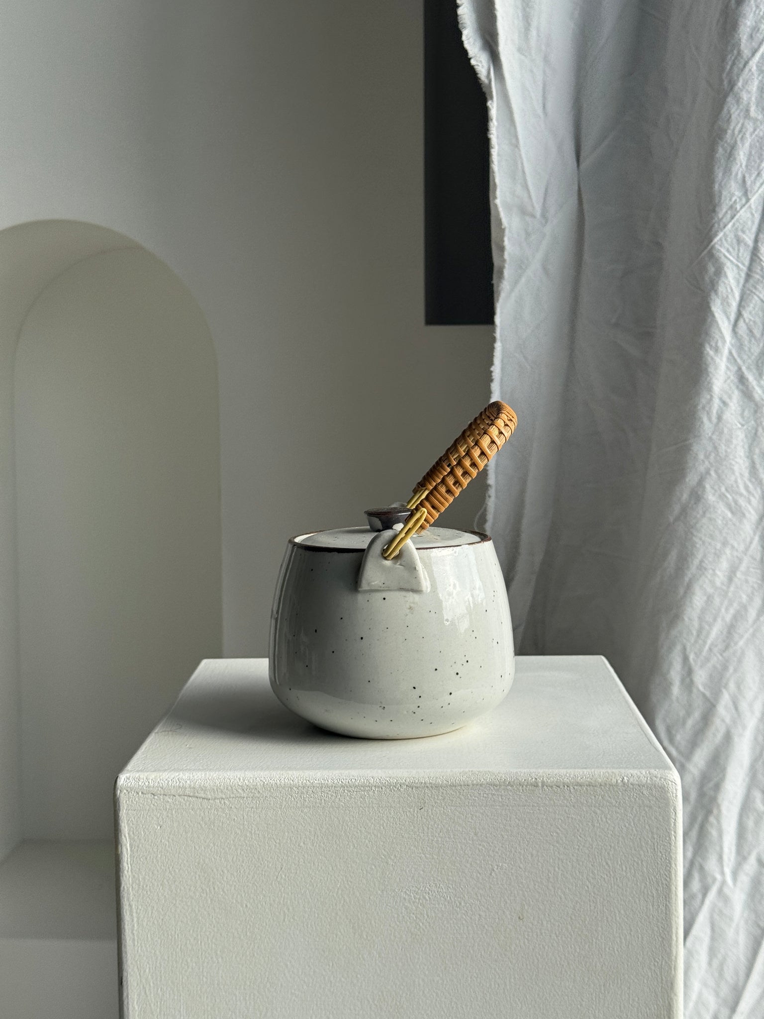 Petite théière asiatique en grès anse en rotin H11 D10