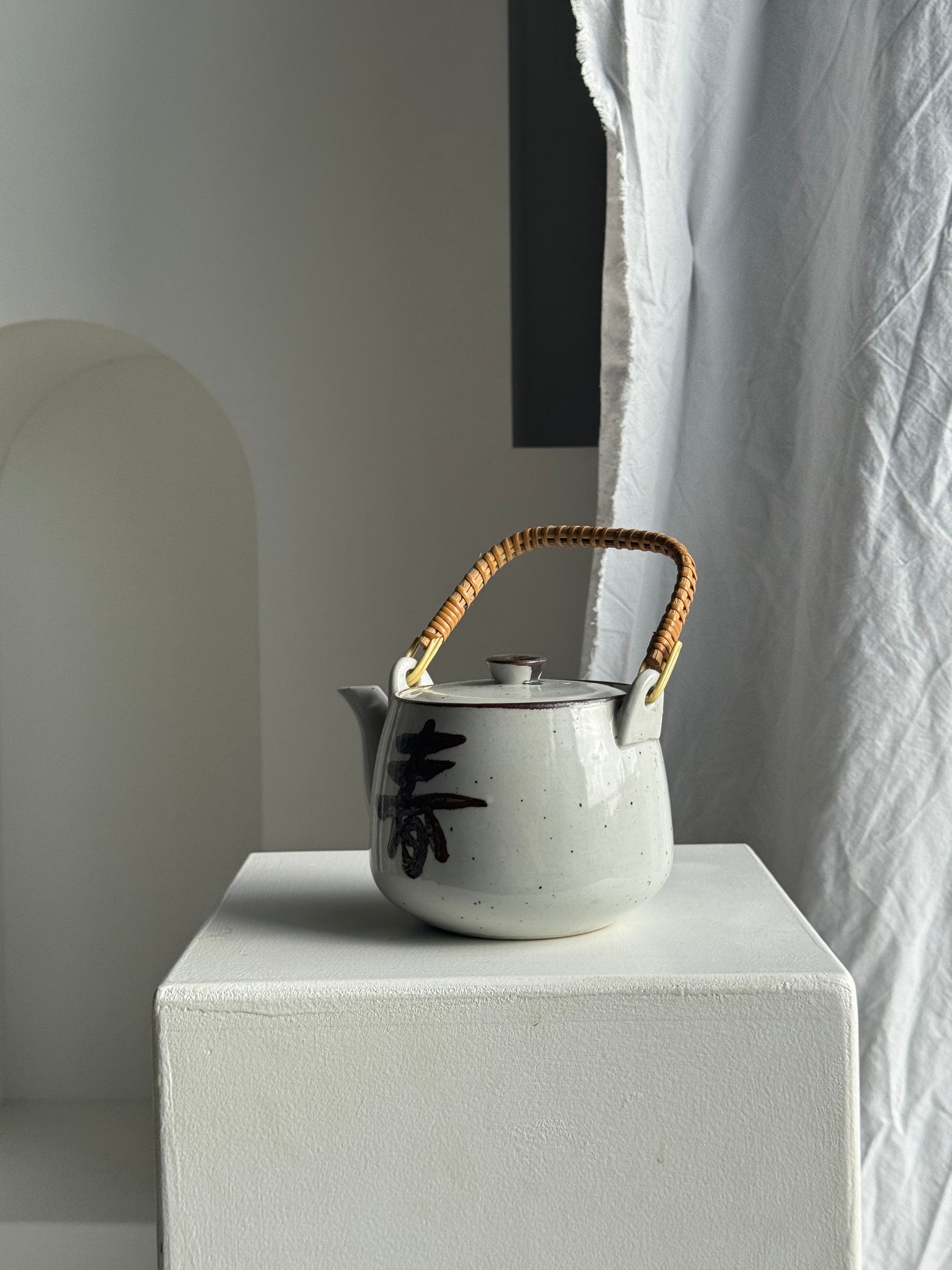 Petite théière asiatique en grès anse en rotin H11 D10