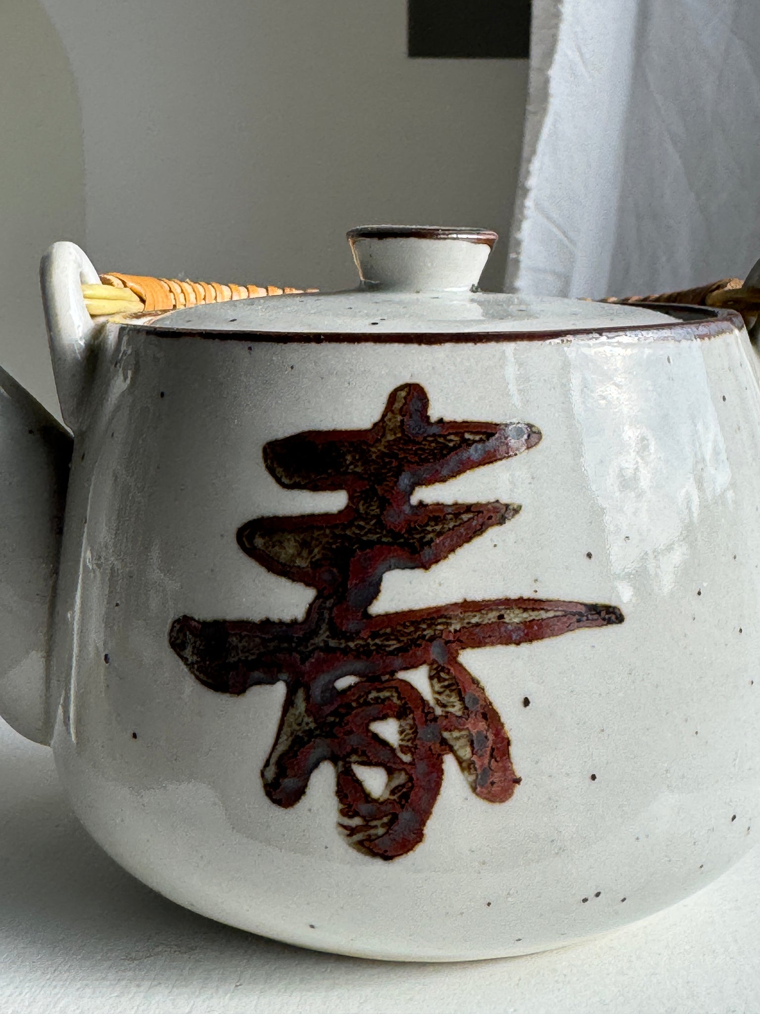 Petite théière asiatique en grès anse en rotin H11 D10