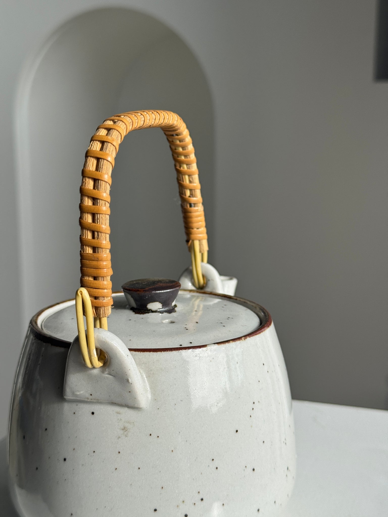 Petite théière asiatique en grès anse en rotin H11 D10