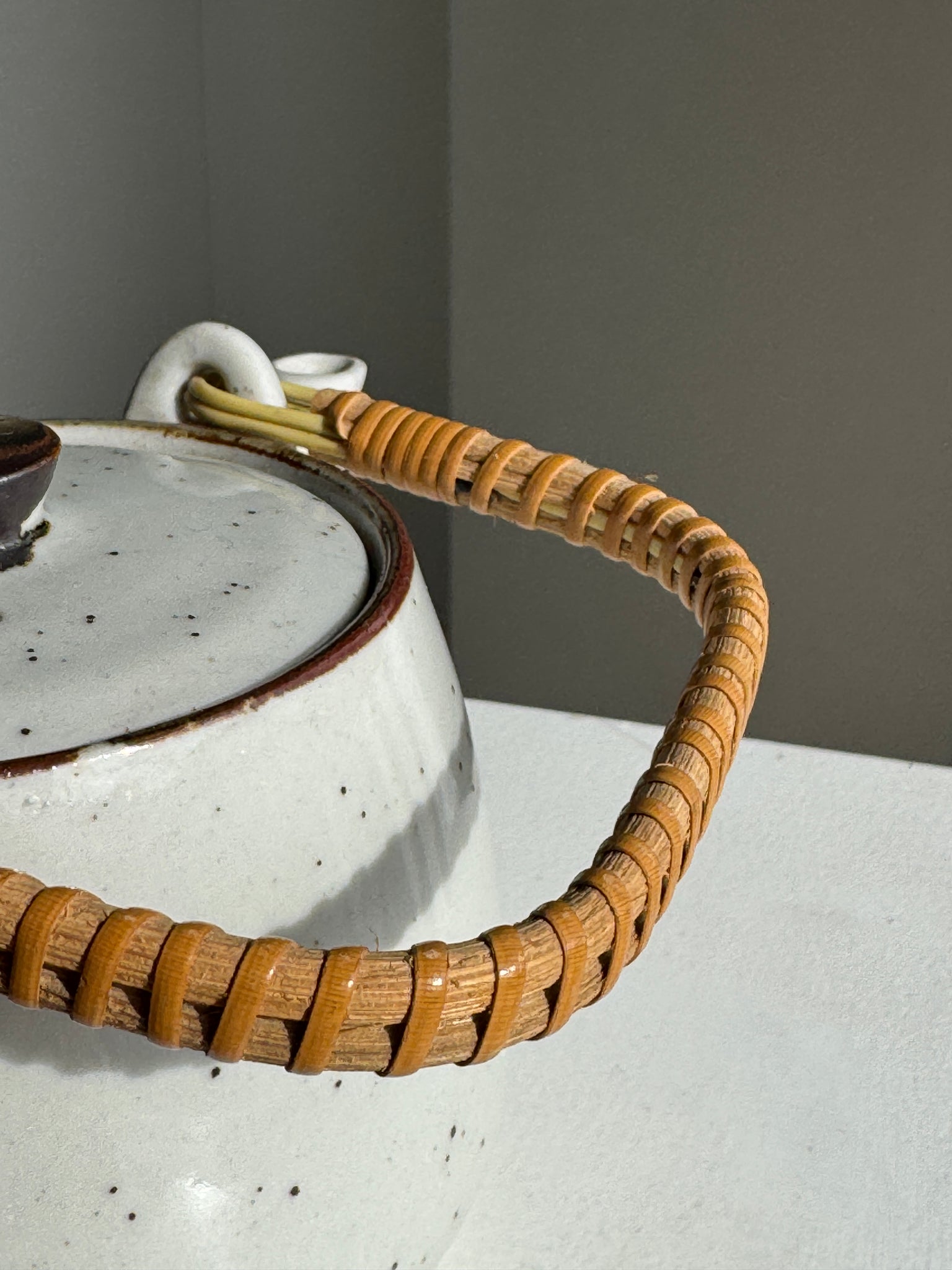 Petite théière asiatique en grès anse en rotin H11 D10