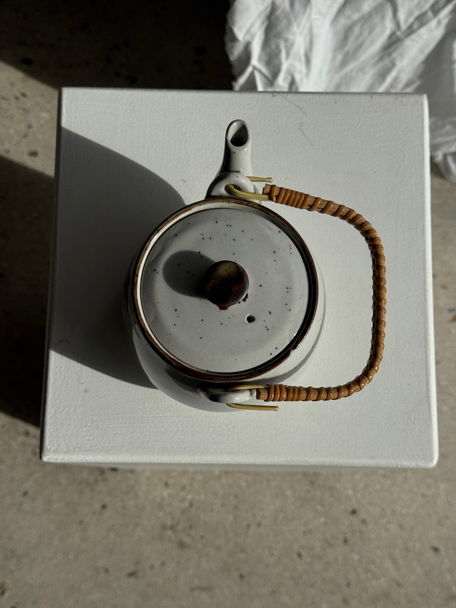 Petite théière asiatique en grès anse en rotin H11 D10