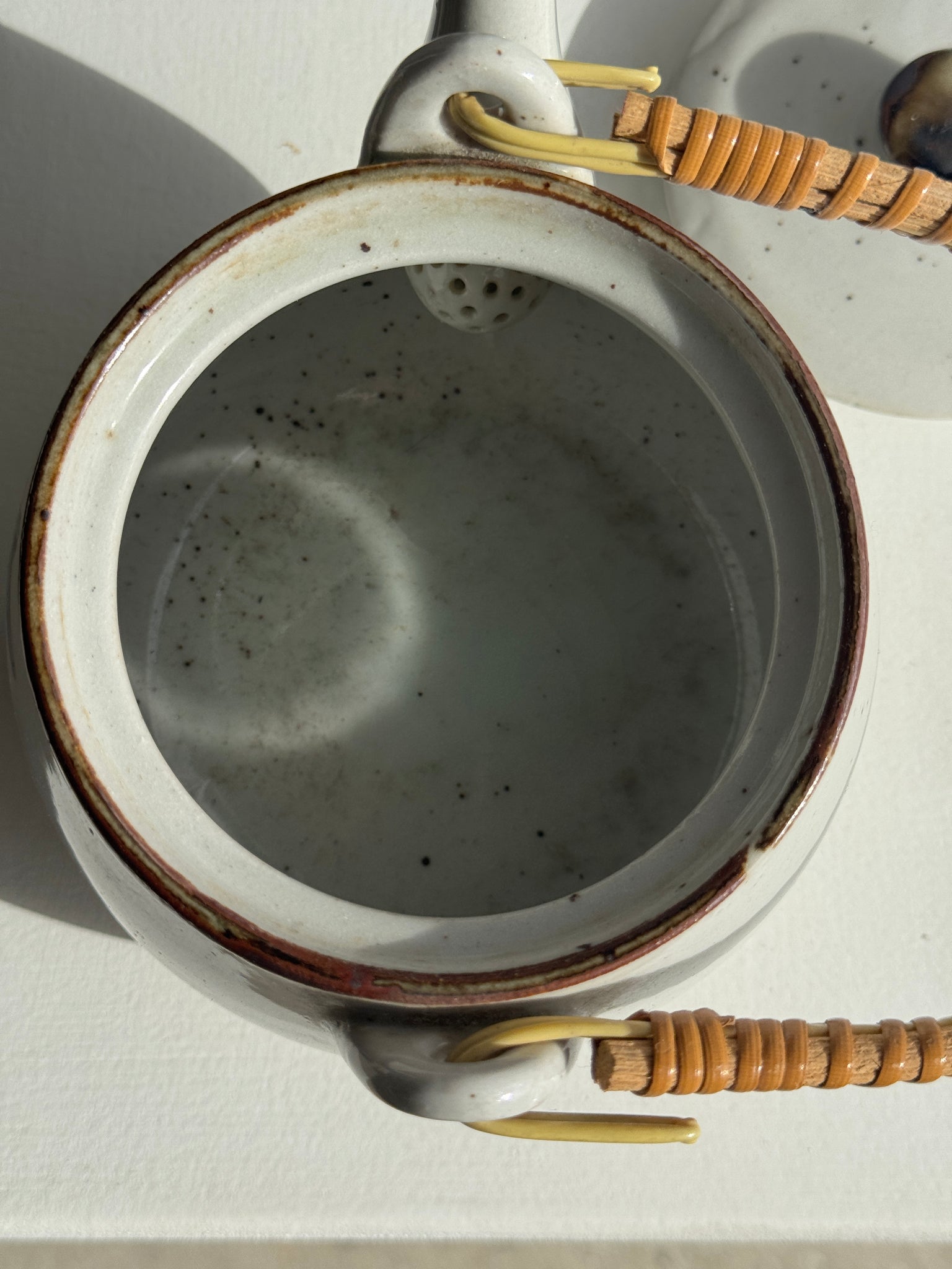 Petite théière asiatique en grès anse en rotin H11 D10