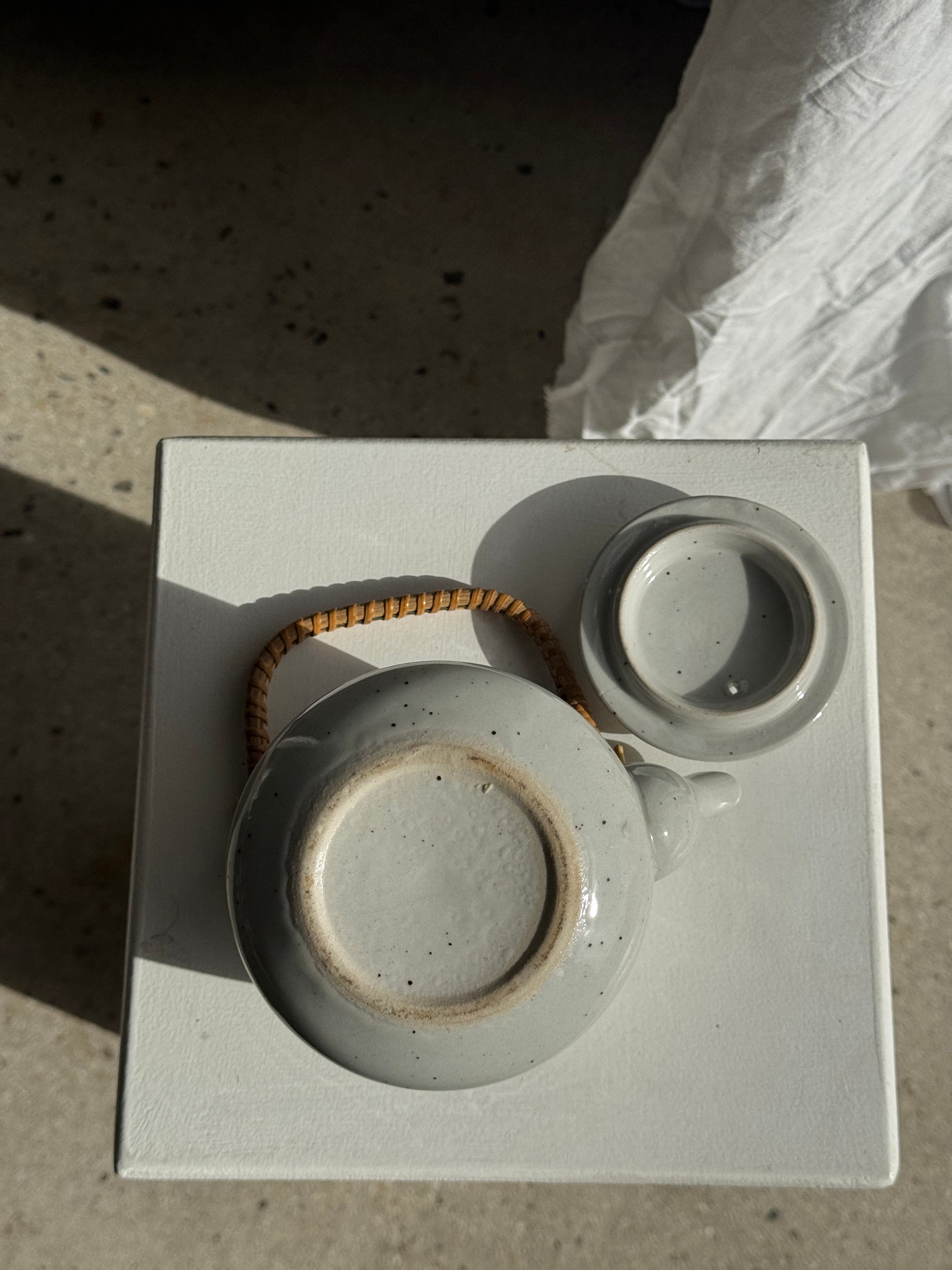 Petite théière asiatique en grès anse en rotin H11 D10