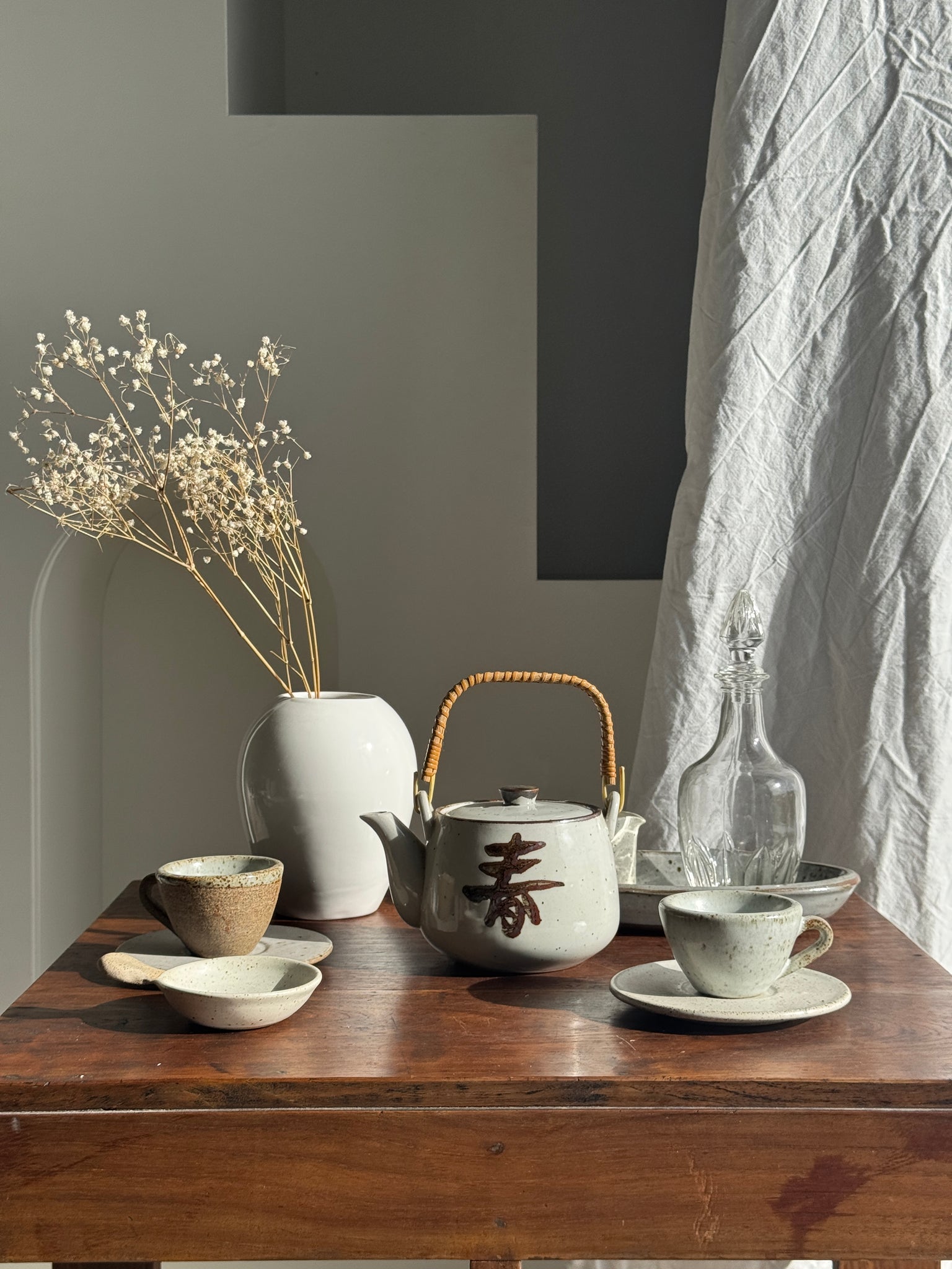 Petite théière asiatique en grès anse en rotin H11 D10