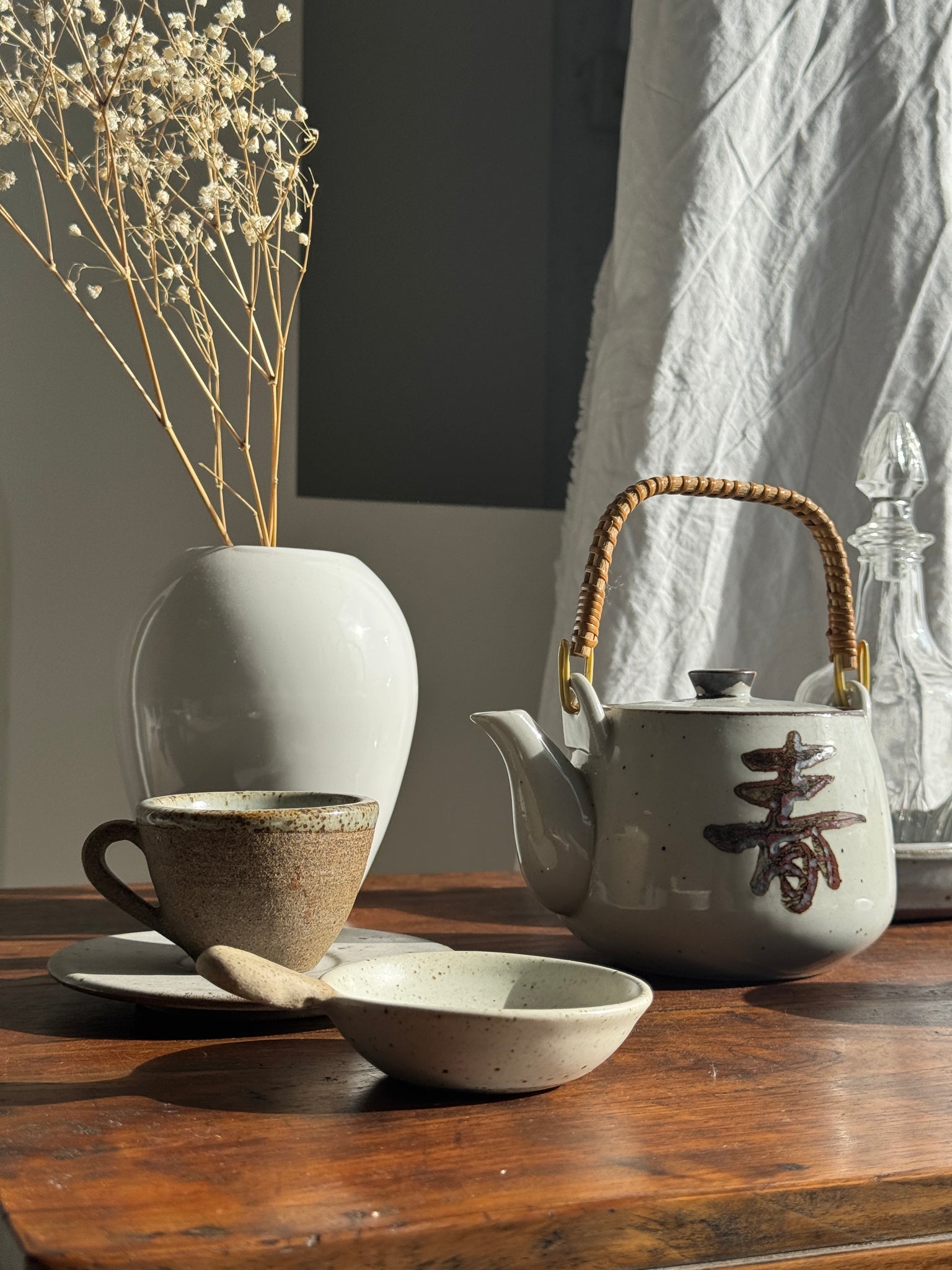 Petite théière asiatique en grès anse en rotin H11 D10