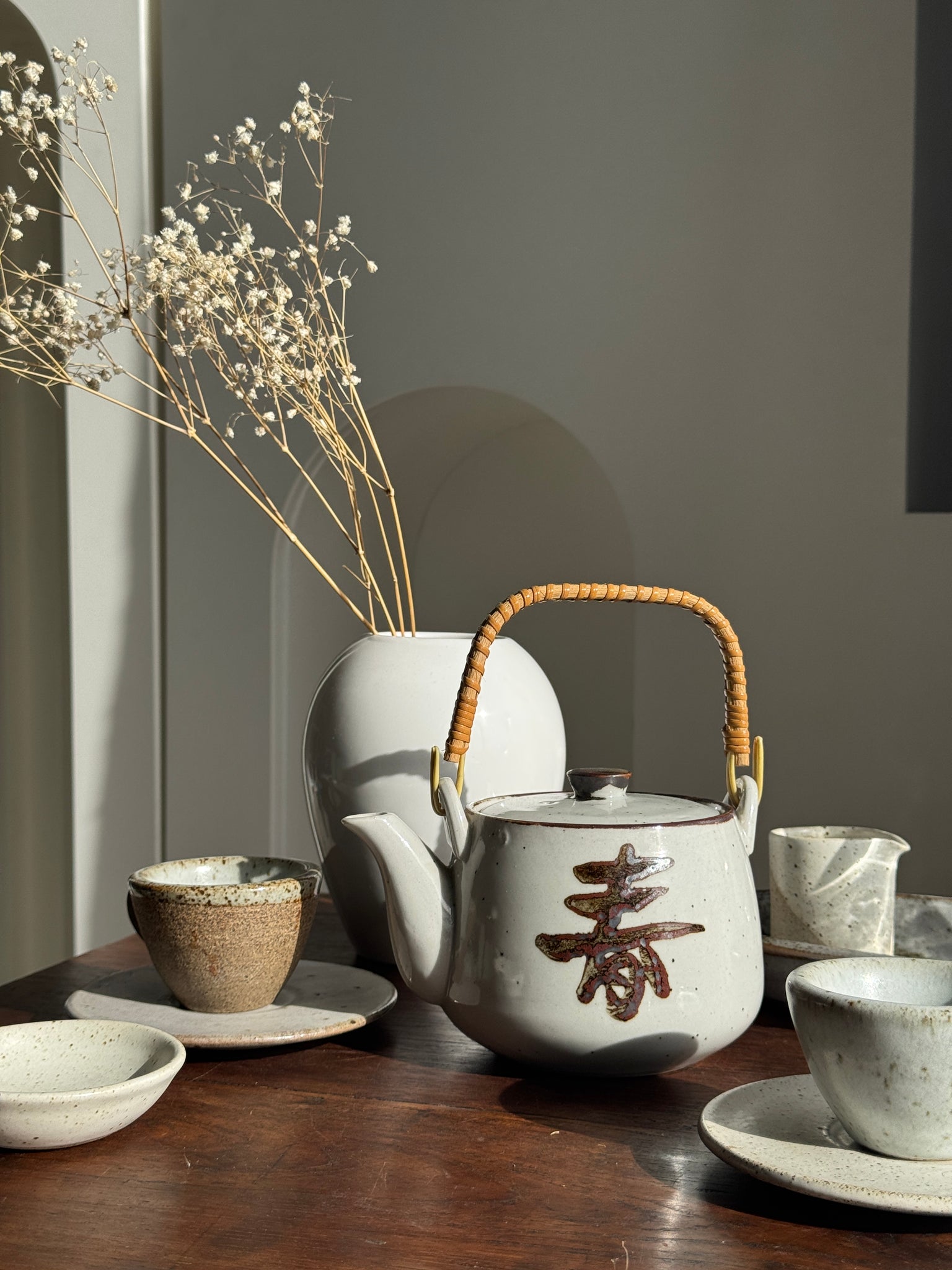 Petite théière asiatique en grès anse en rotin H11 D10